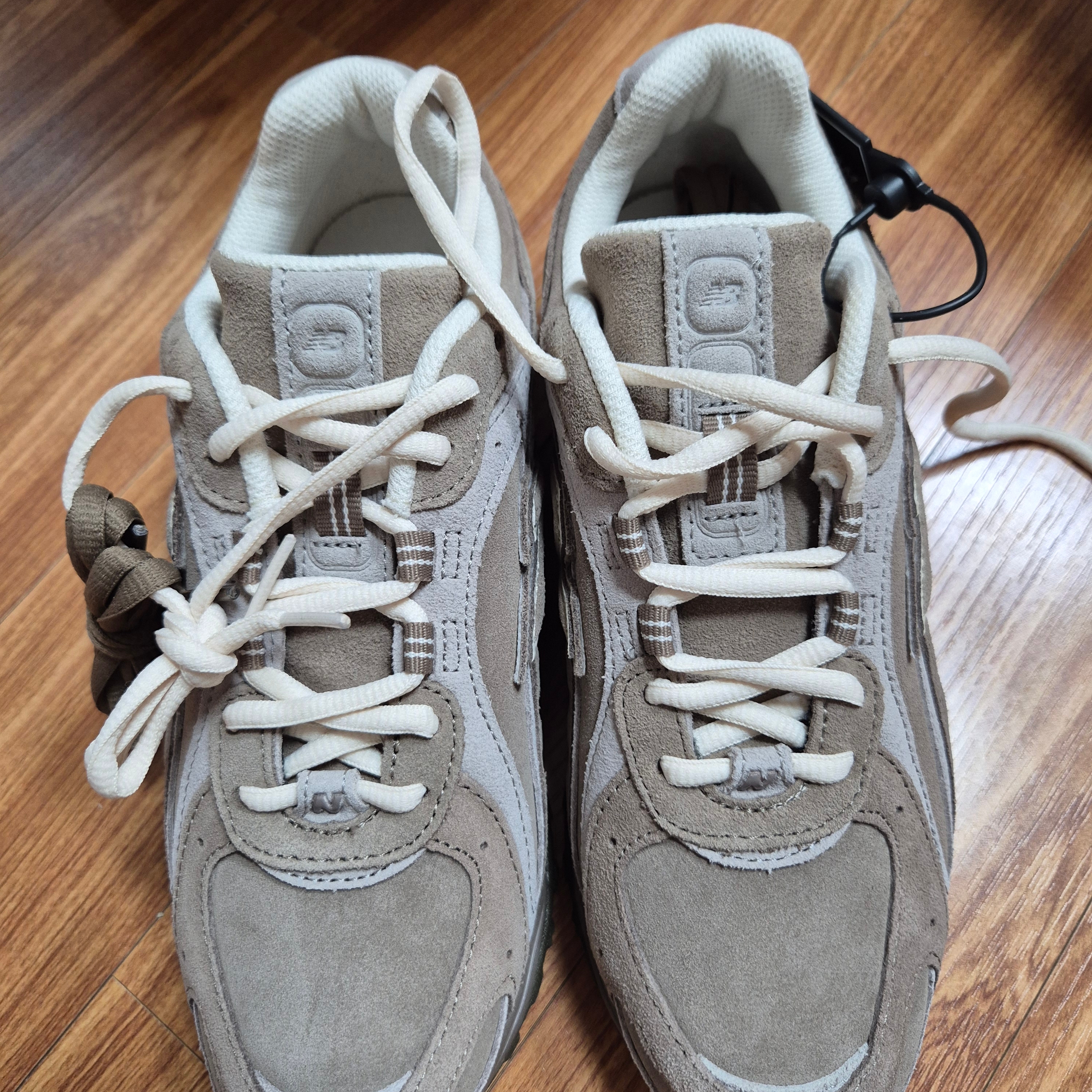 New Balance 204L Suede Mushroom Arid Stone 착용 스타일 - 1