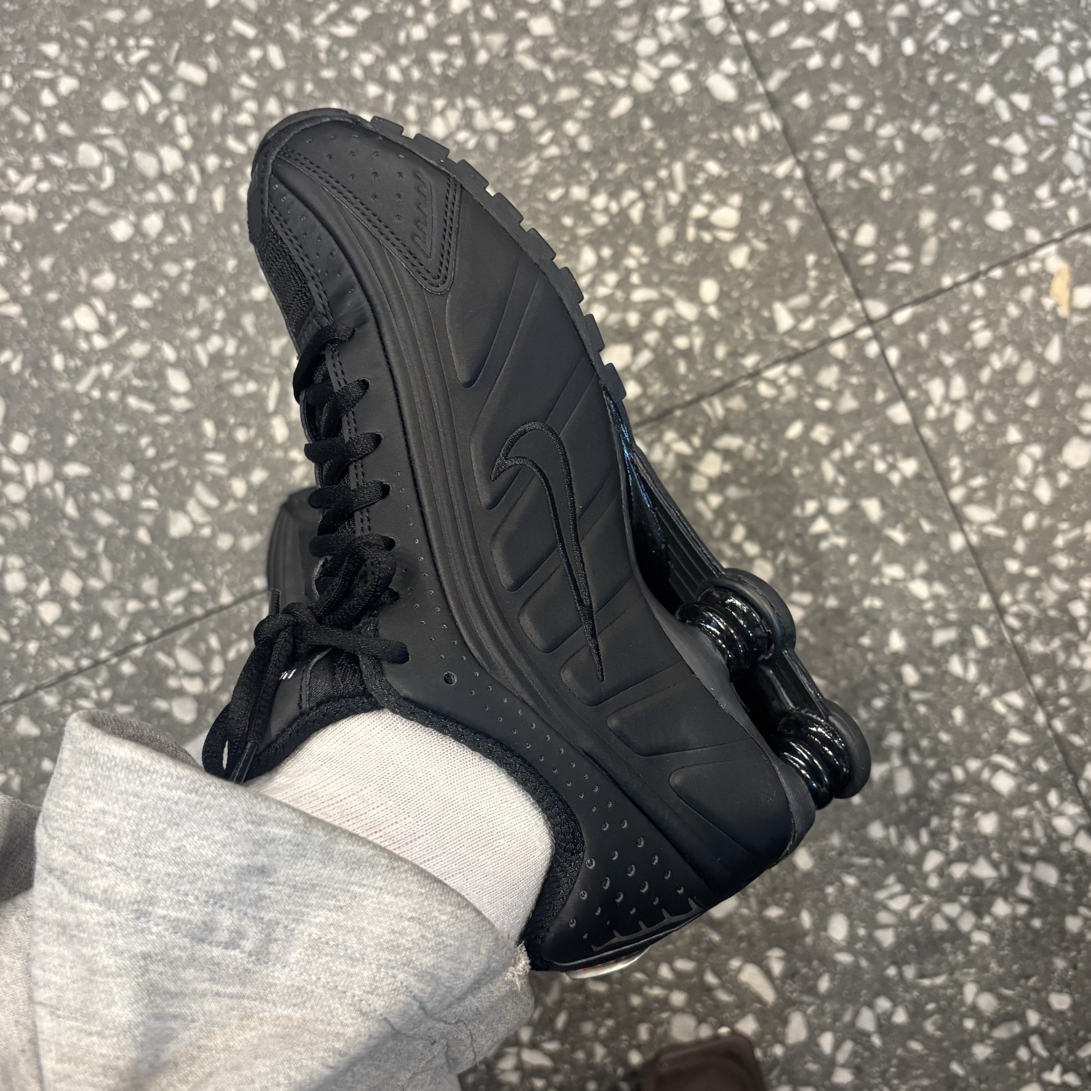 (W) Nike Shox R4 Black 착용 스타일 - 1