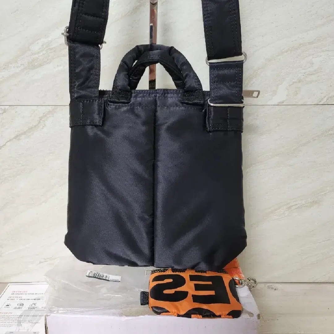 Porter x Comme des Garcons Tanker Helmet Bag XS Black 착용 스타일 - 3
