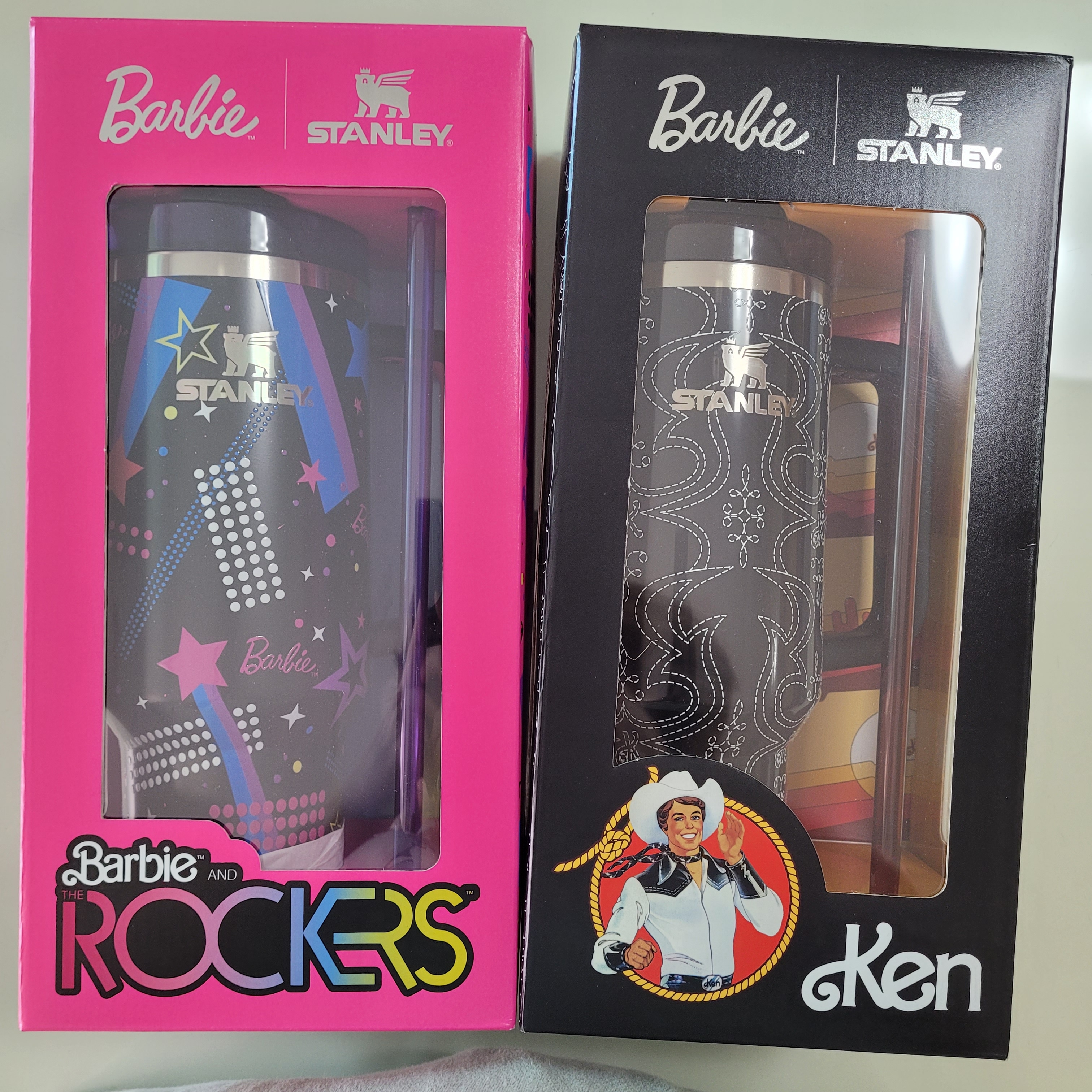Stanley x Barbie Quencher H2.0 FlowState Tumbler 1.18L 80’s Western Ken Midnight Black, Stanley x Barbie Quencher H2.0 FlowState Tumbler 1.18L 80’s Rockers Black 착용 스타일 - 1
