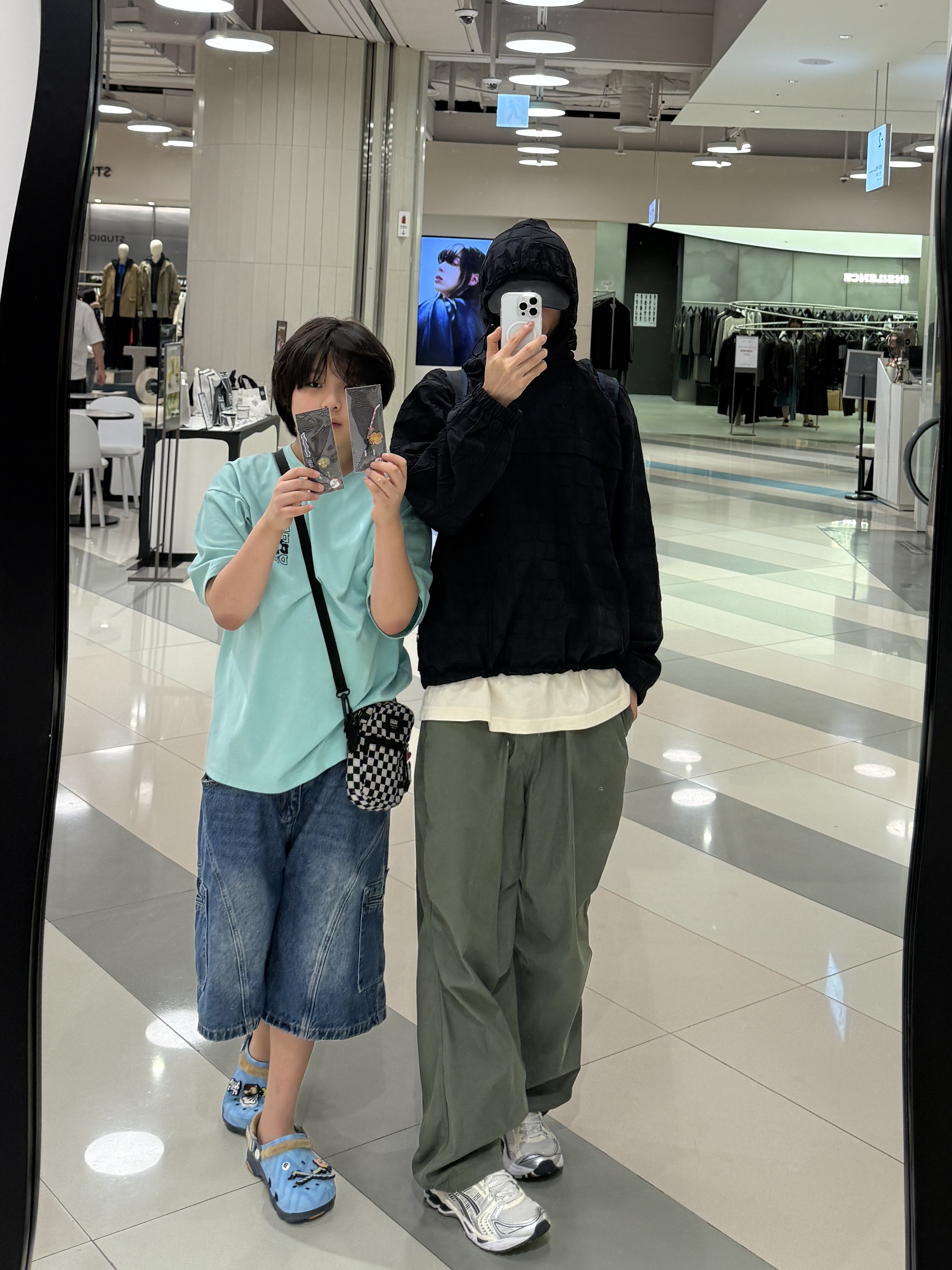 (W) Asics Gel-Kayano 14 White Midnight, Uniqlo C Wide Parachute Pants Olive - KR 착용 스타일 - 3