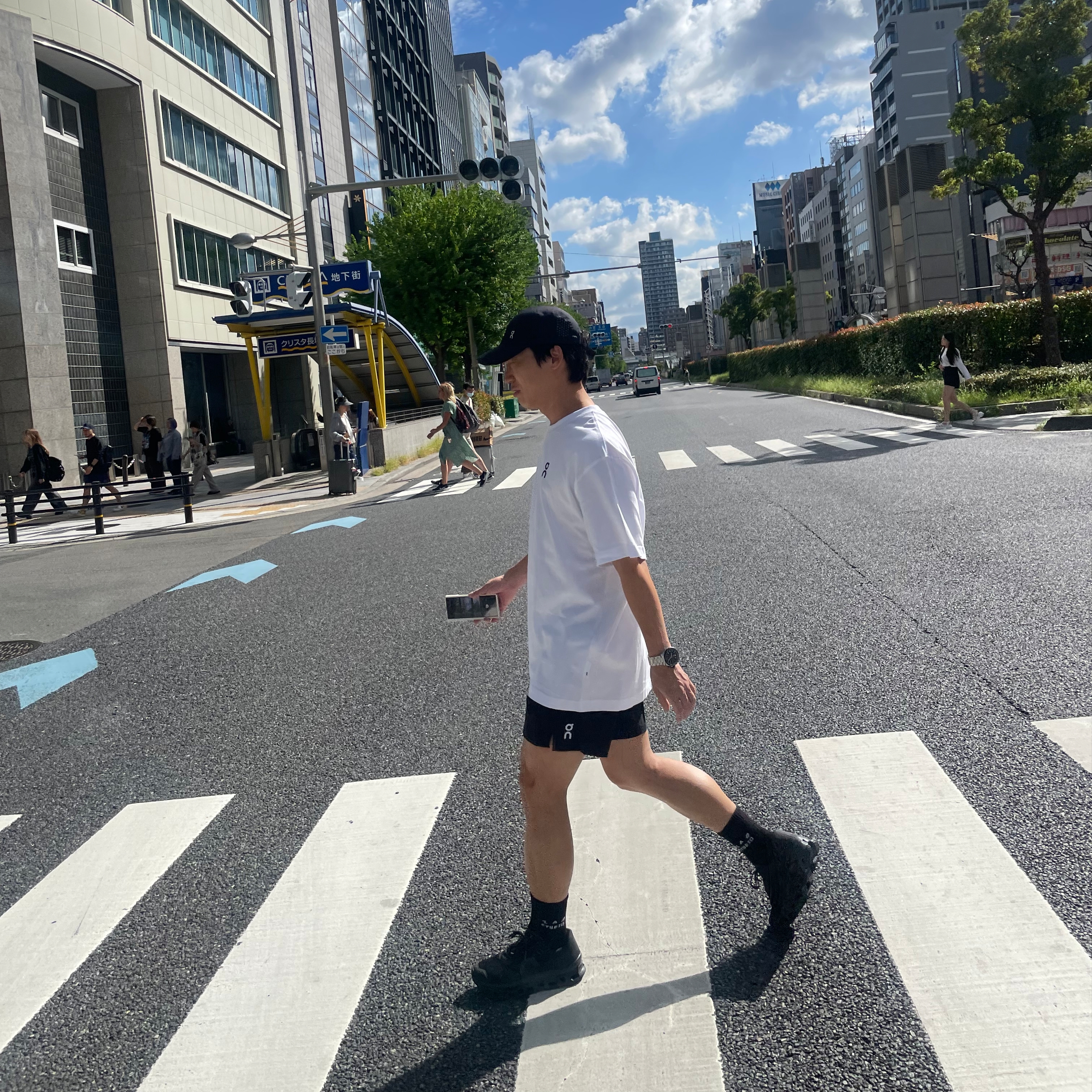On Running Club T-Shirt White, On Running Cloudmonster Void Black 착용 스타일 - 1