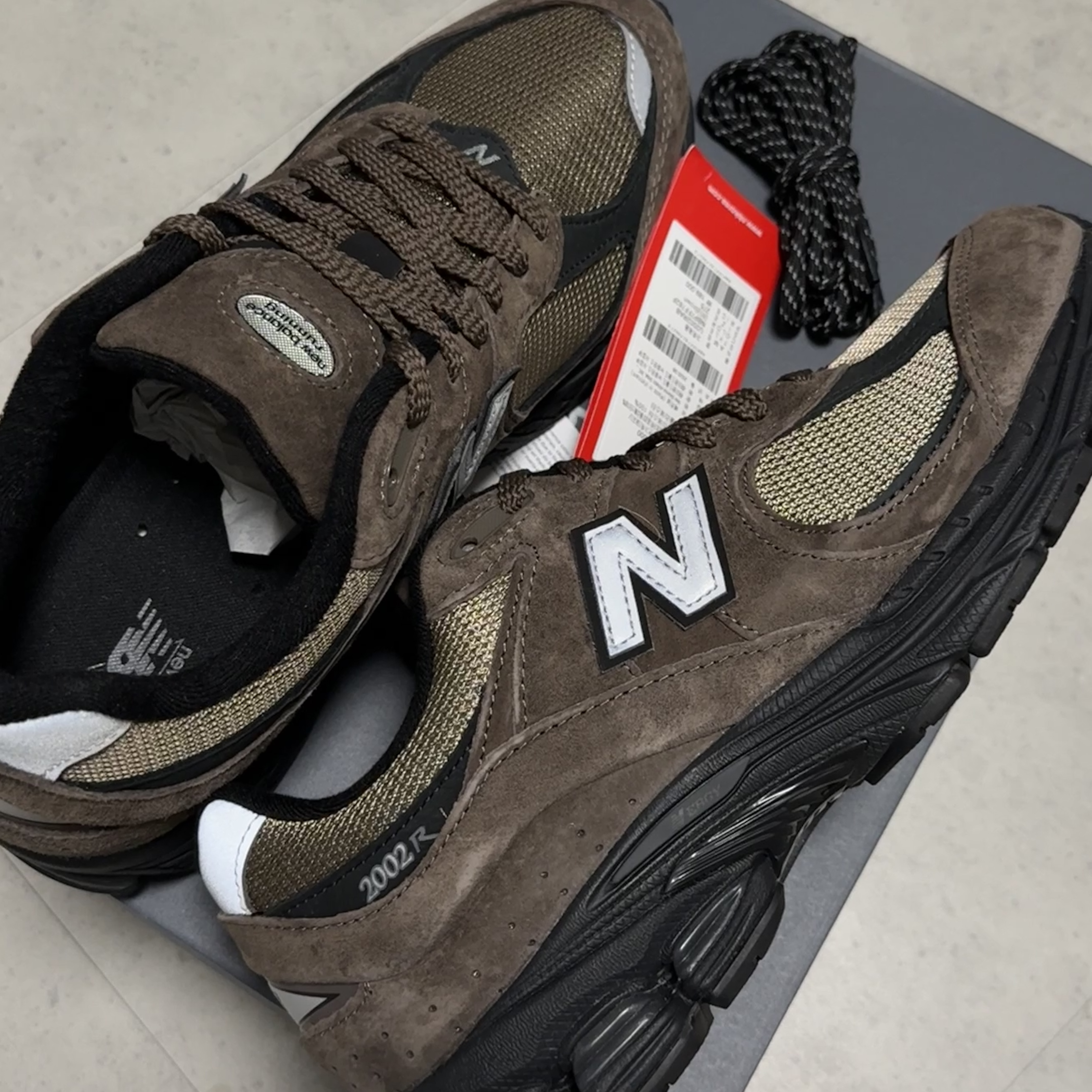 New Balance 2002R Brown Black 착용 스타일 - 6