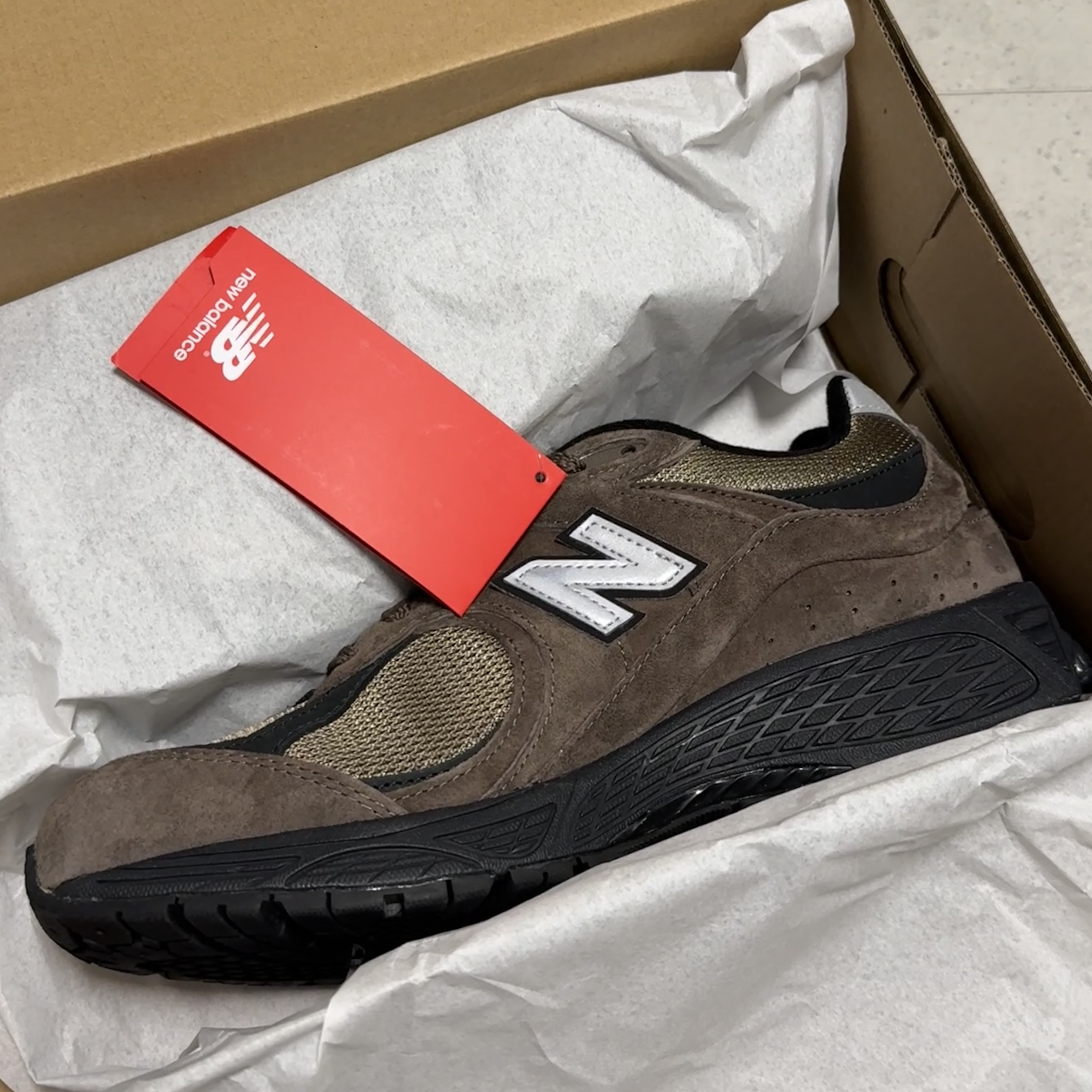 New Balance 2002R Brown Black 착용 스타일 - 7