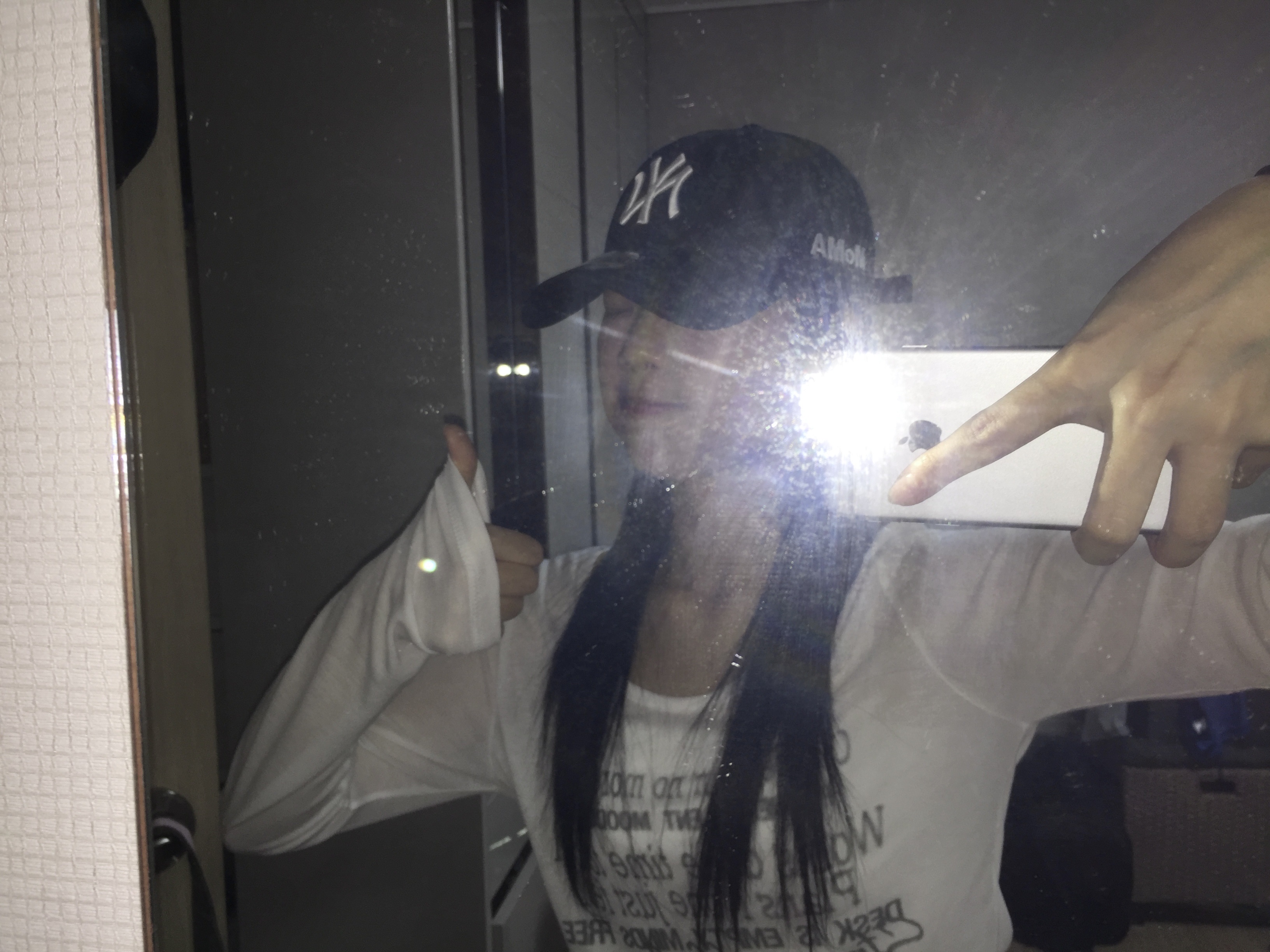 New Era x MoMA New York Yankees Cap Black 착용 스타일 - 2