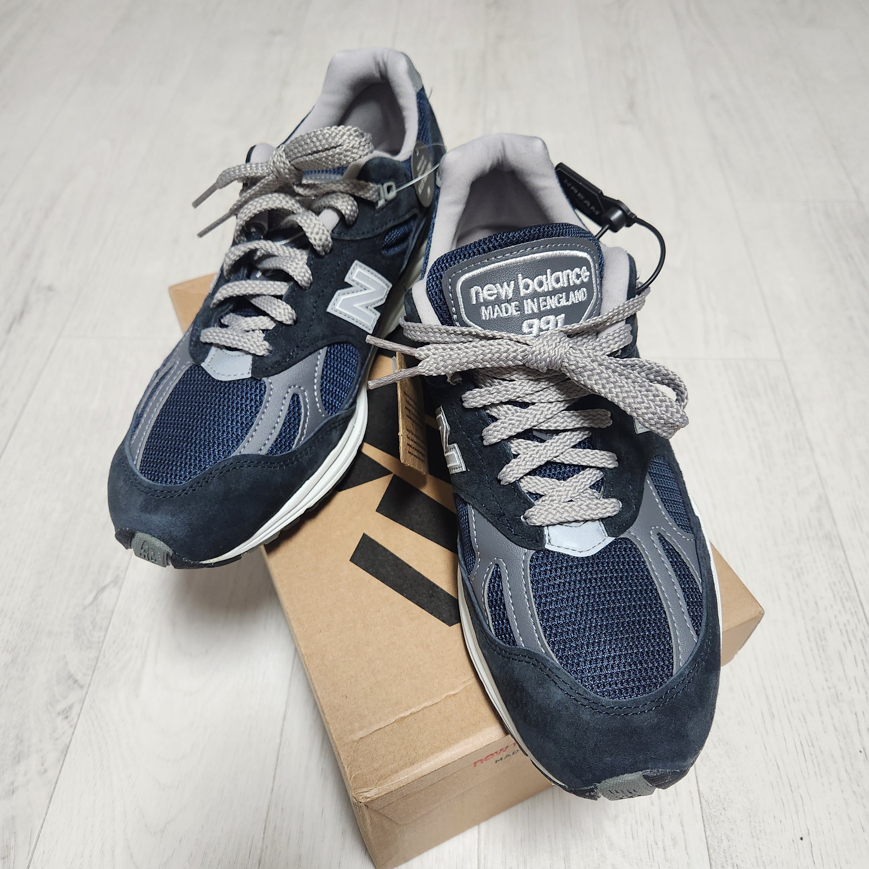 New Balance 991v2 Made in UK Dark Navy Smoked Pearl 착용 스타일 - 2