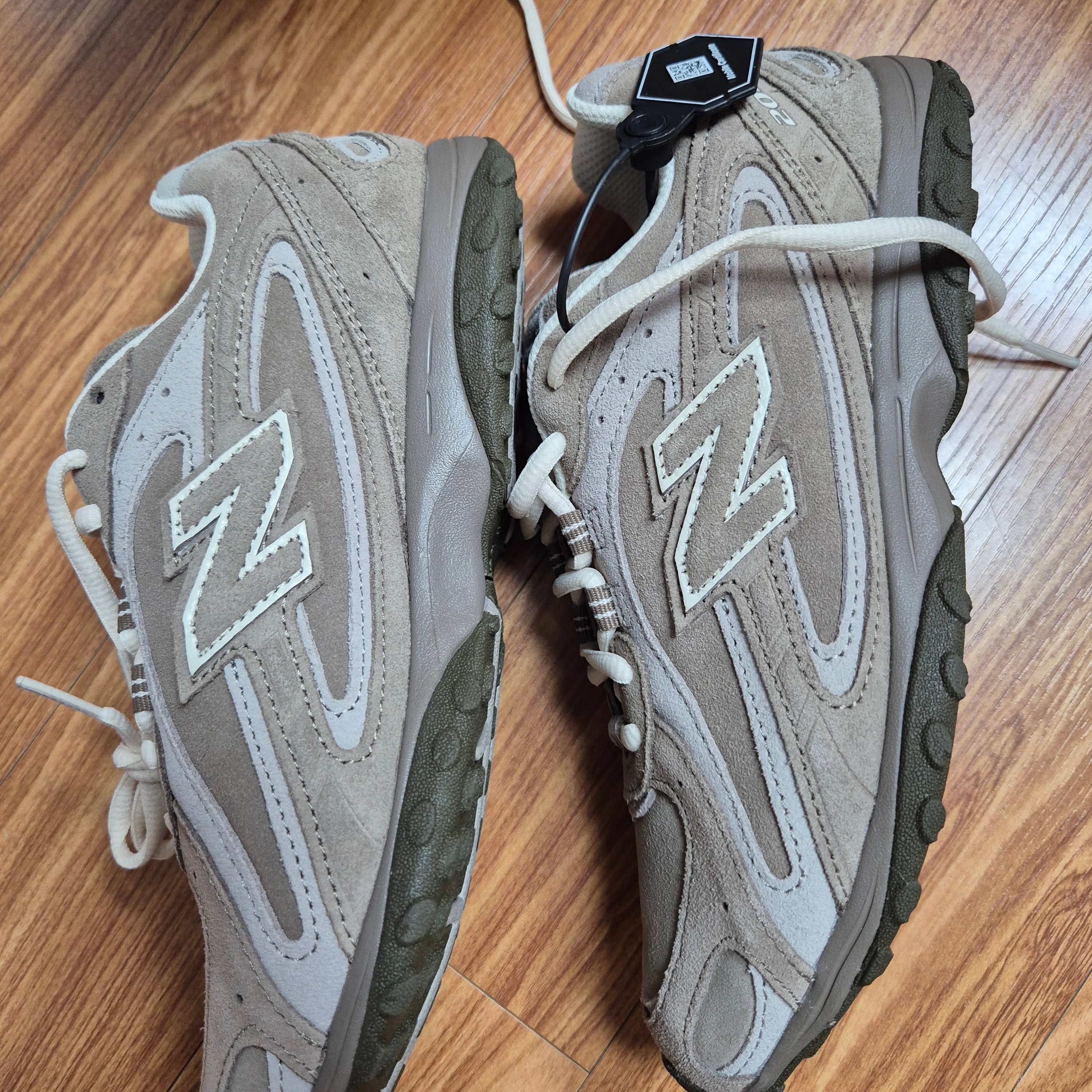 New Balance 204L Suede Mushroom Arid Stone 착용 스타일 - 2