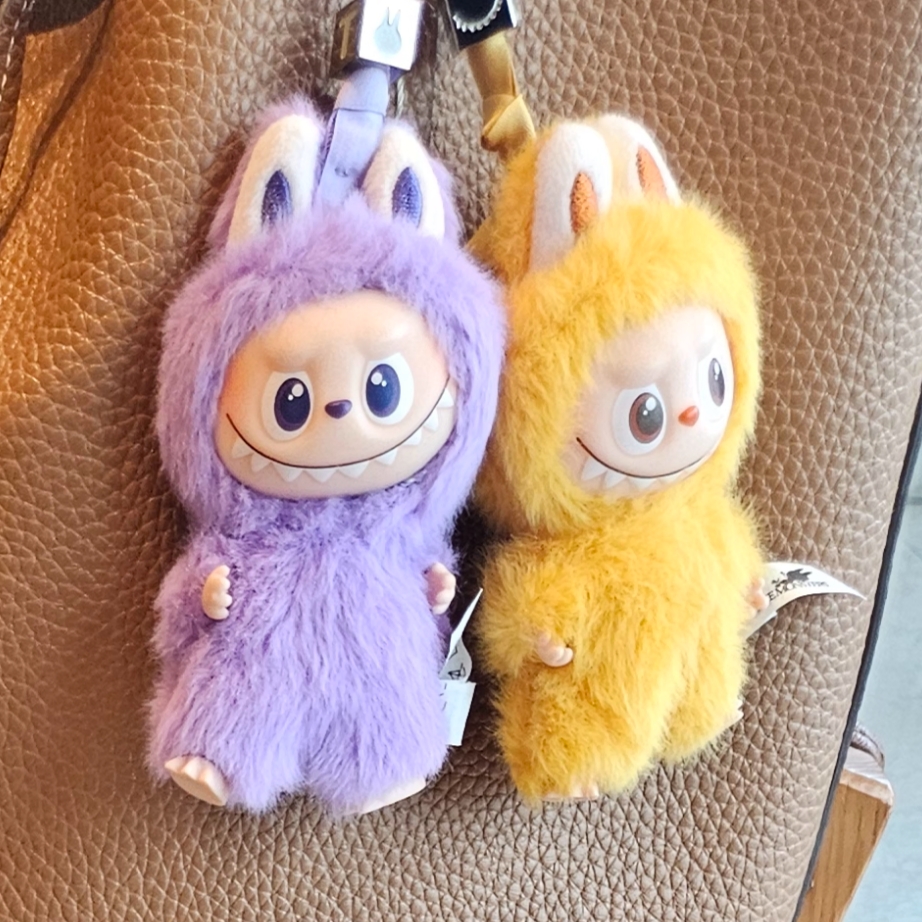 Pop Mart Labubu The Monsters Pin For Love Series Vinyl Plush Pendant (N-Z) Y (Opened Case), Pop Mart Labubu The Monsters Pin For Love Series Vinyl Plush Pendant (N-Z) T (Opened Case) 착용 스타일 - 2