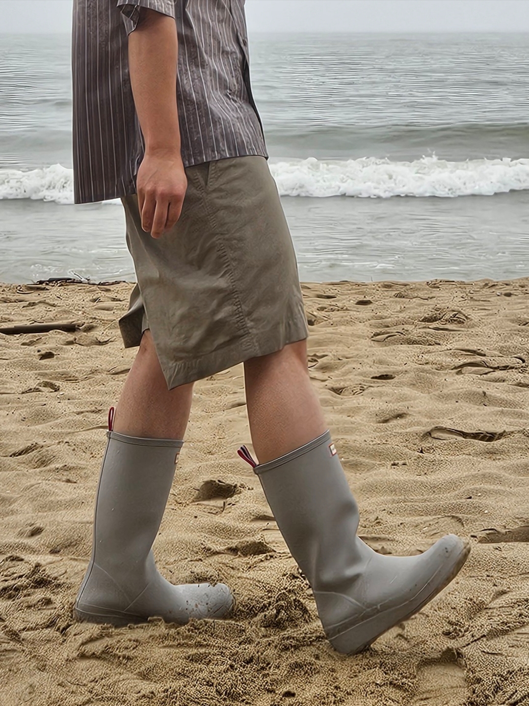 (W) Hunter Play Tall Wellington Rain Boots Zinc Grey, (W) Hunter Play Tall Wellington Rain Boots Black 착용 스타일 - 2