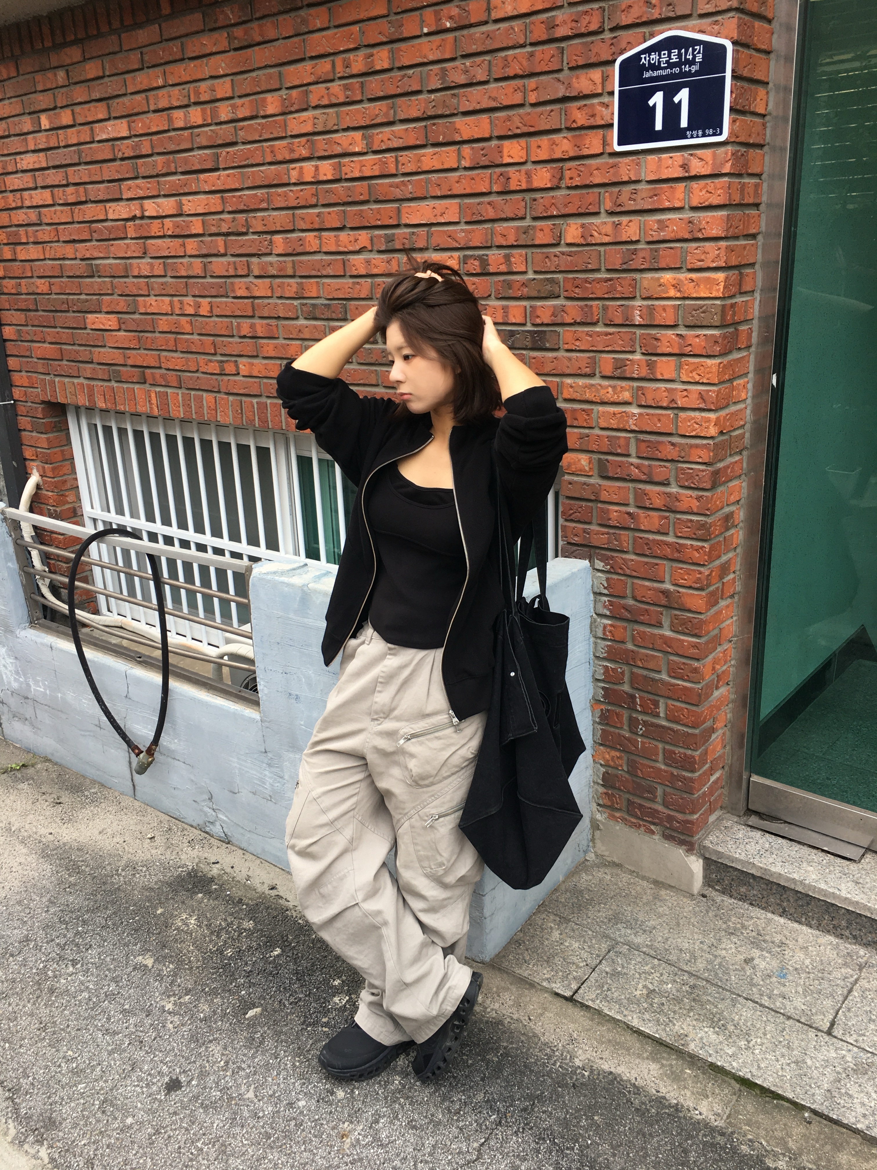 On Running x Post Archive Faction (Paf) Cloudmonster 2 Black Magnet, Plasticproduct MPa Big Bag Black 착용 스타일