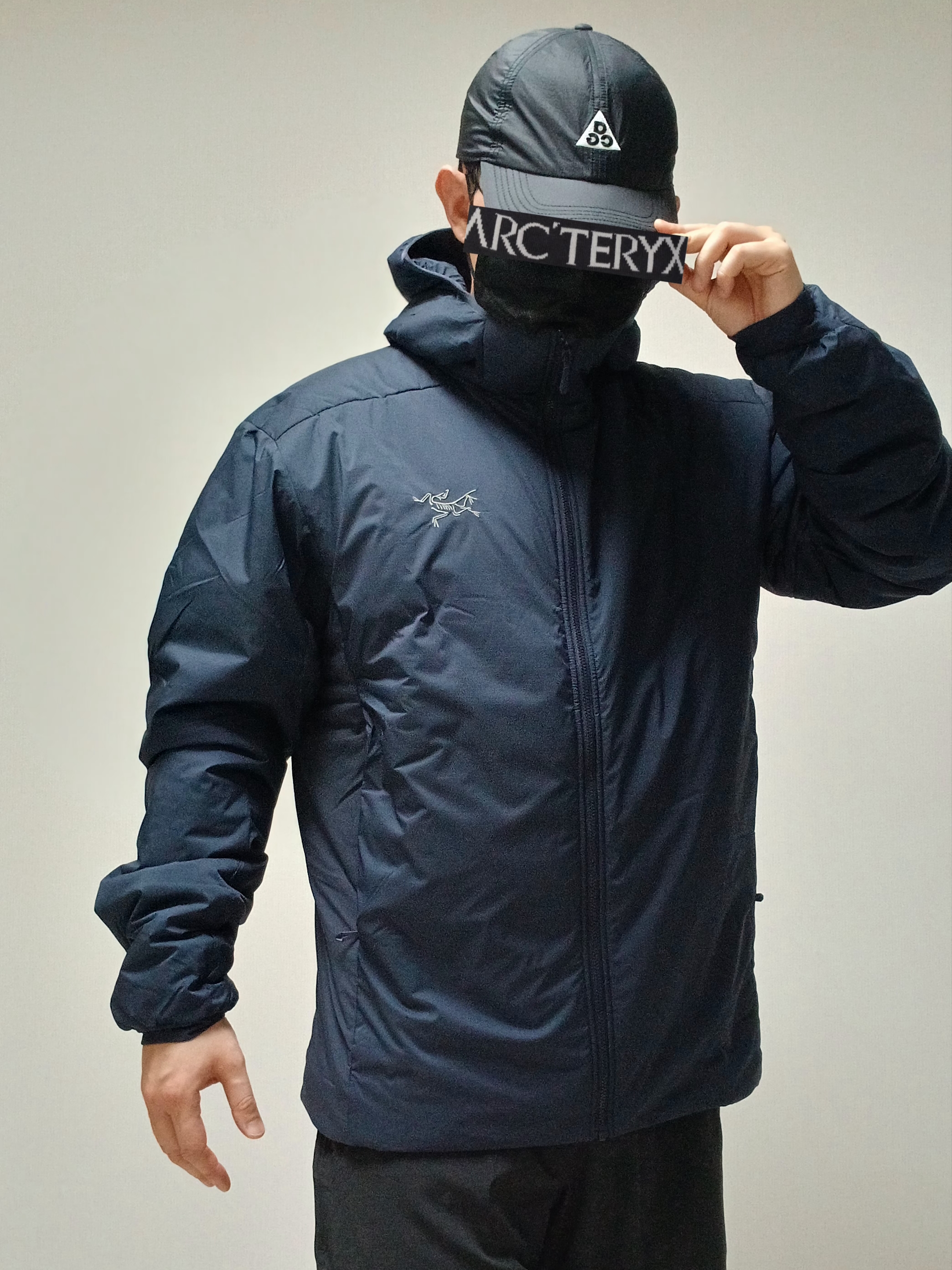 Nike ACG Trail Cap Black, Arc'teryx Atom SV Hoody Black Sapphire 착용 스타일 - 1