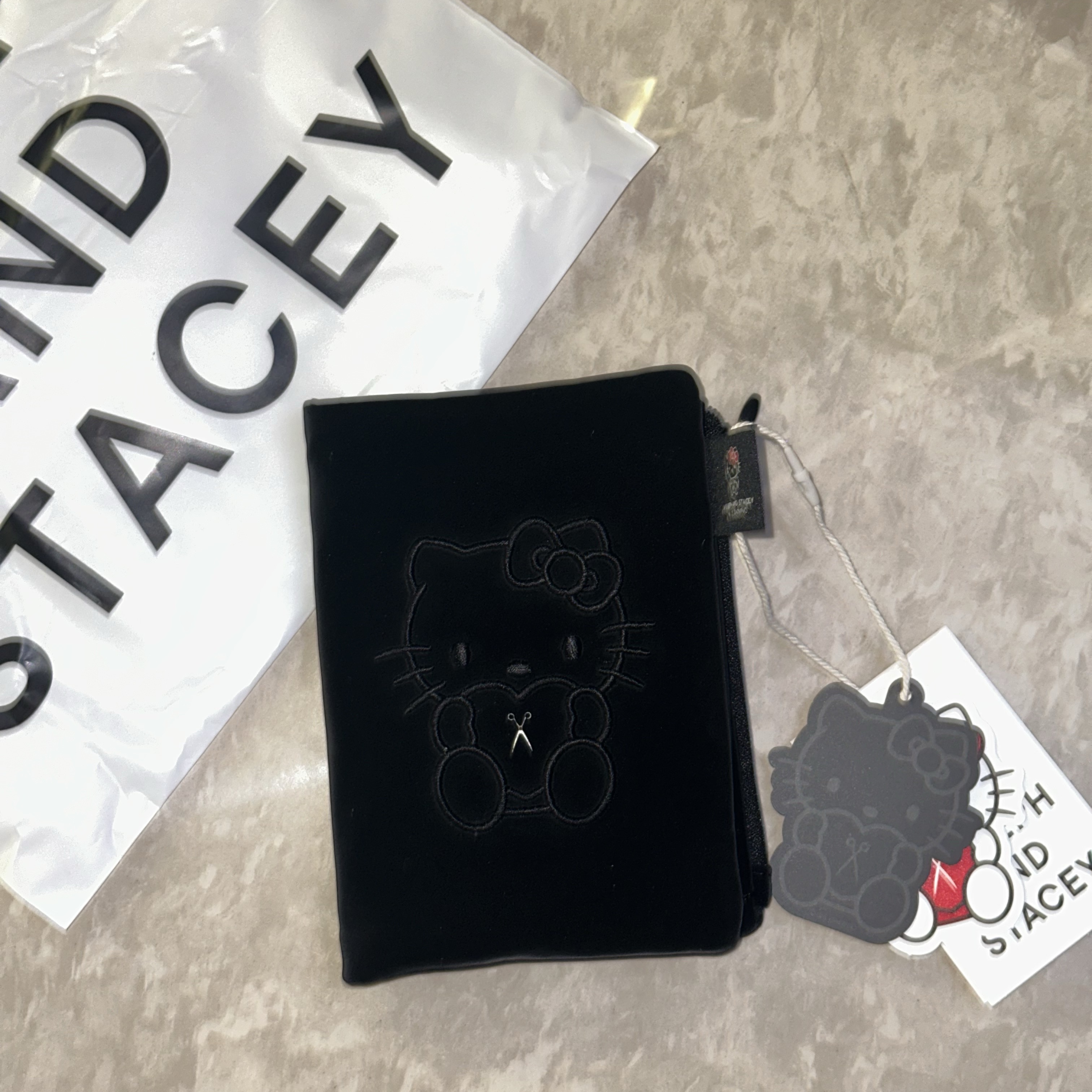 Joseph&Stacey Haze Travel Wallet Hello Kitty Black 착용 스타일 - 1