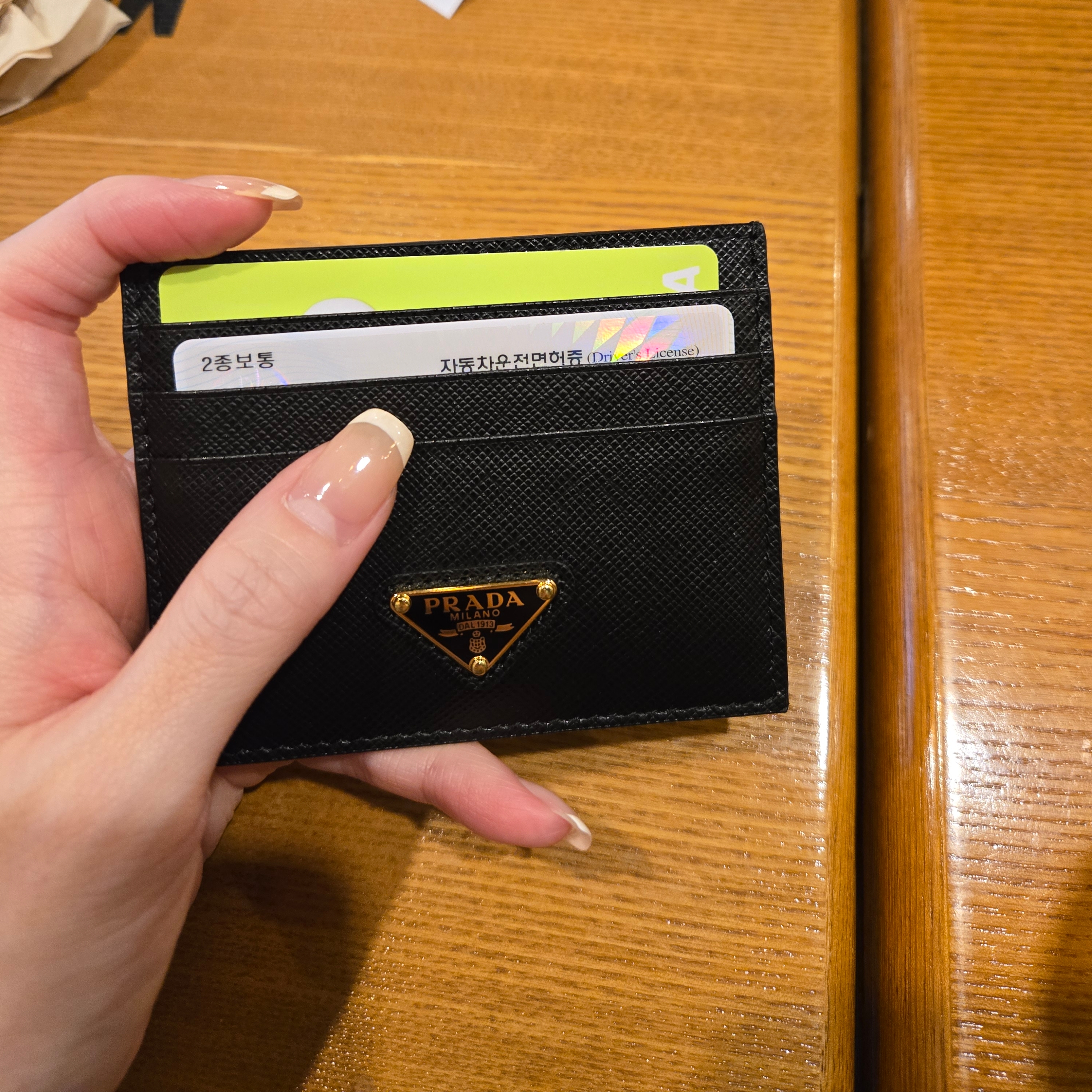 Prada Saffiano Leather Triangle Logo Card Holder Black Gold 착용 스타일