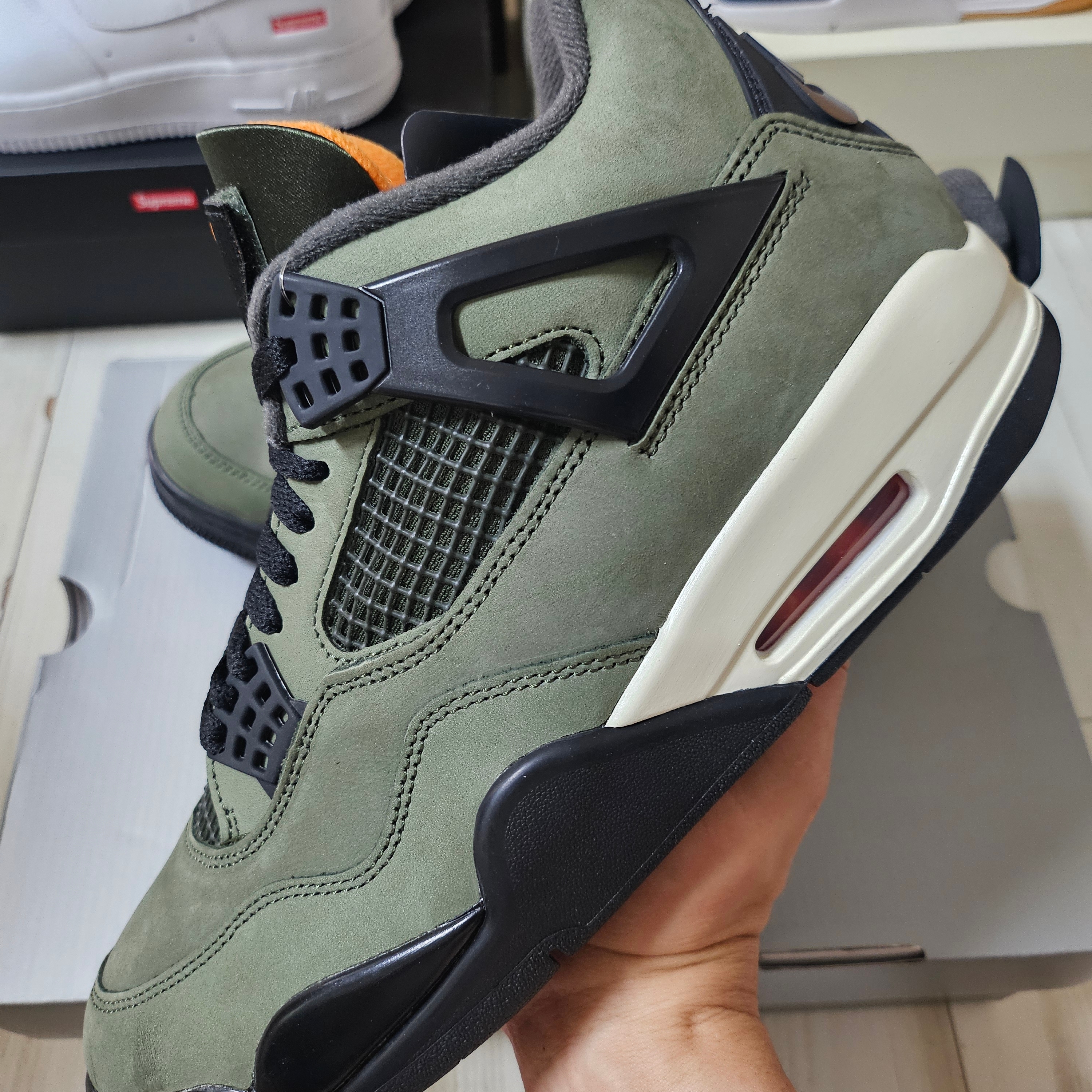 Jordan 4 x Undefeated Retro OG SP Deep Green and Clementine 착용 스타일 - 1