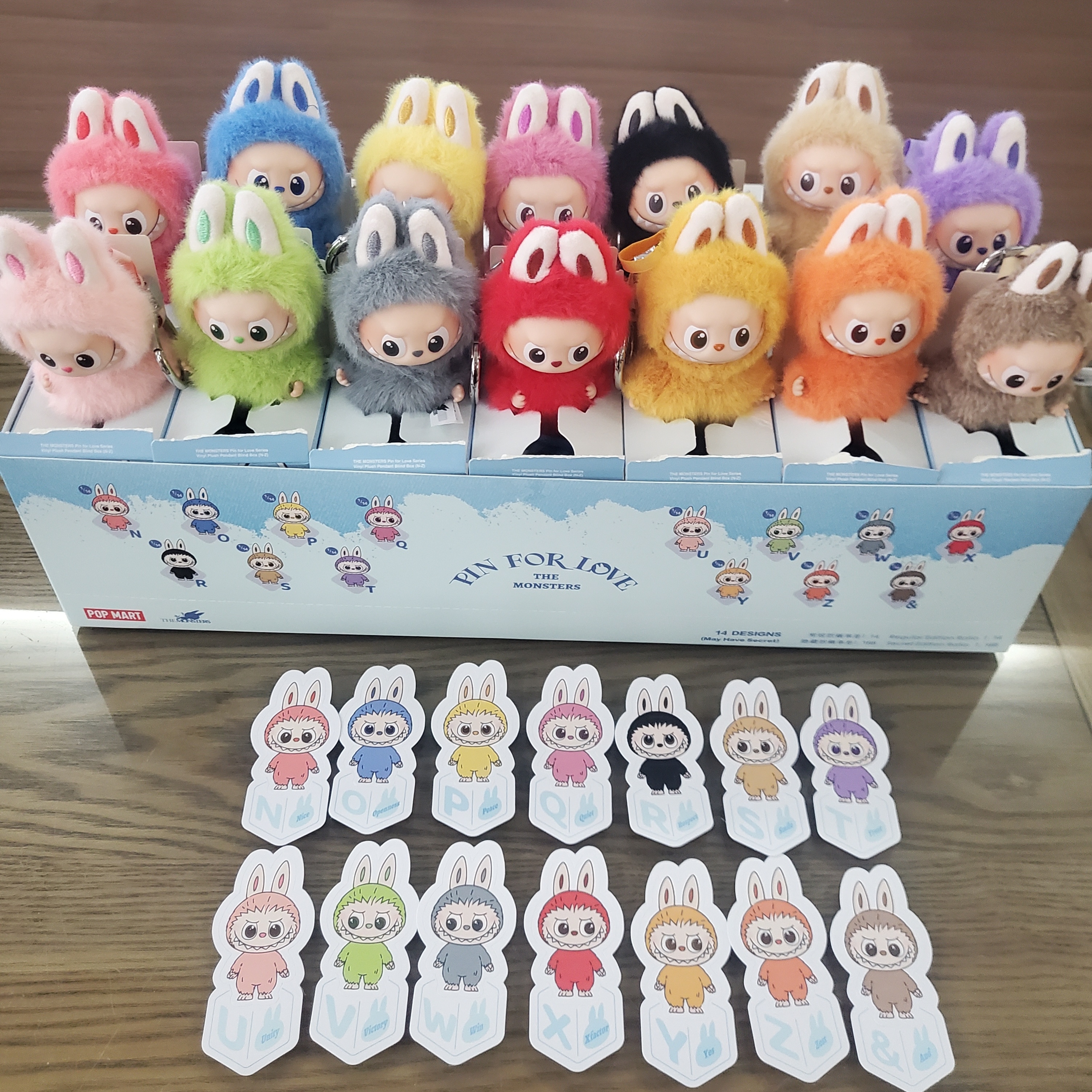 Pop Mart Labubu The Monsters Pin For Love Series Vinyl Plush Pendant Sealed Case (N-Z) (14 Blind Boxes) 착용 스타일