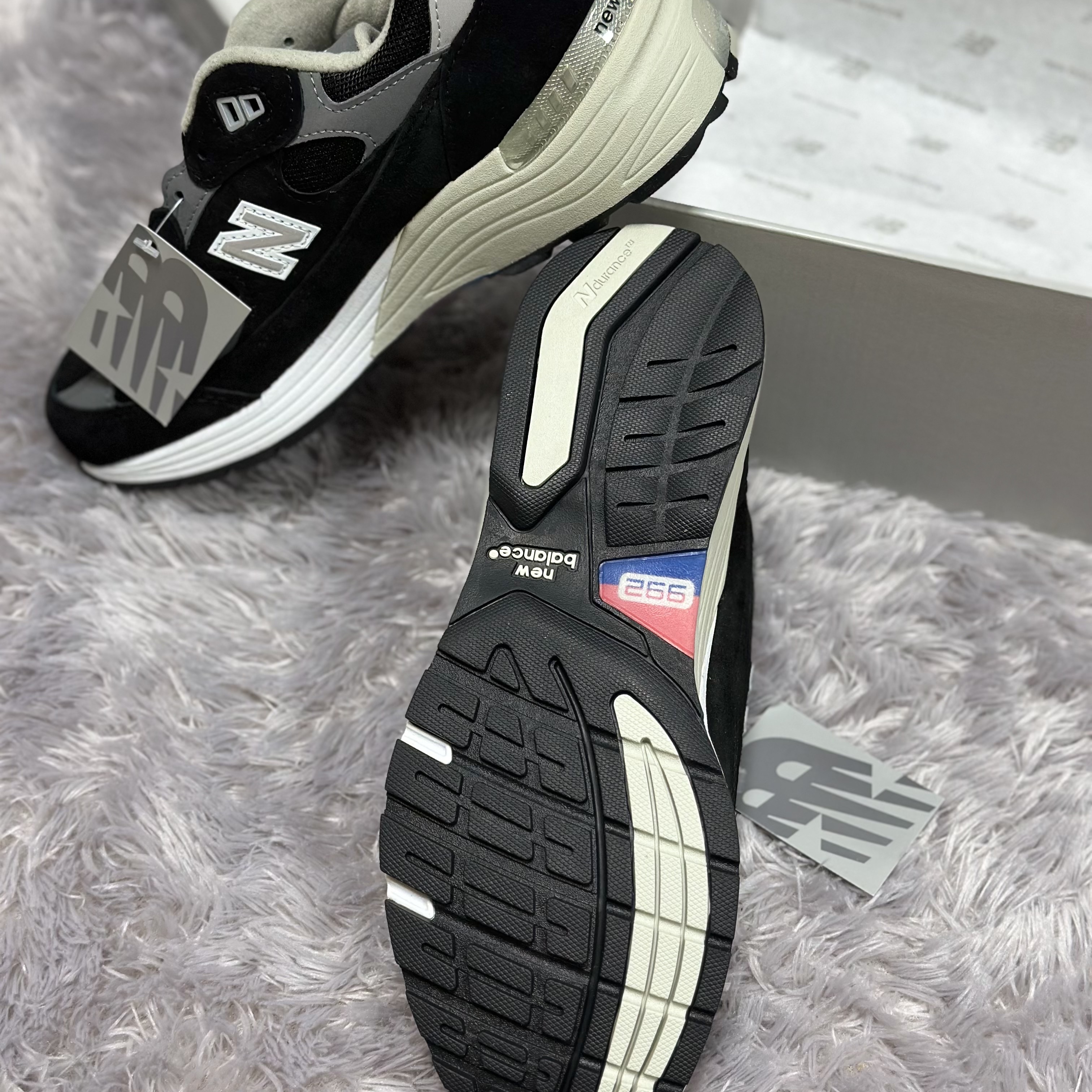 New Balance 992 Made in USA Core Black Grey 착용 스타일 - 3