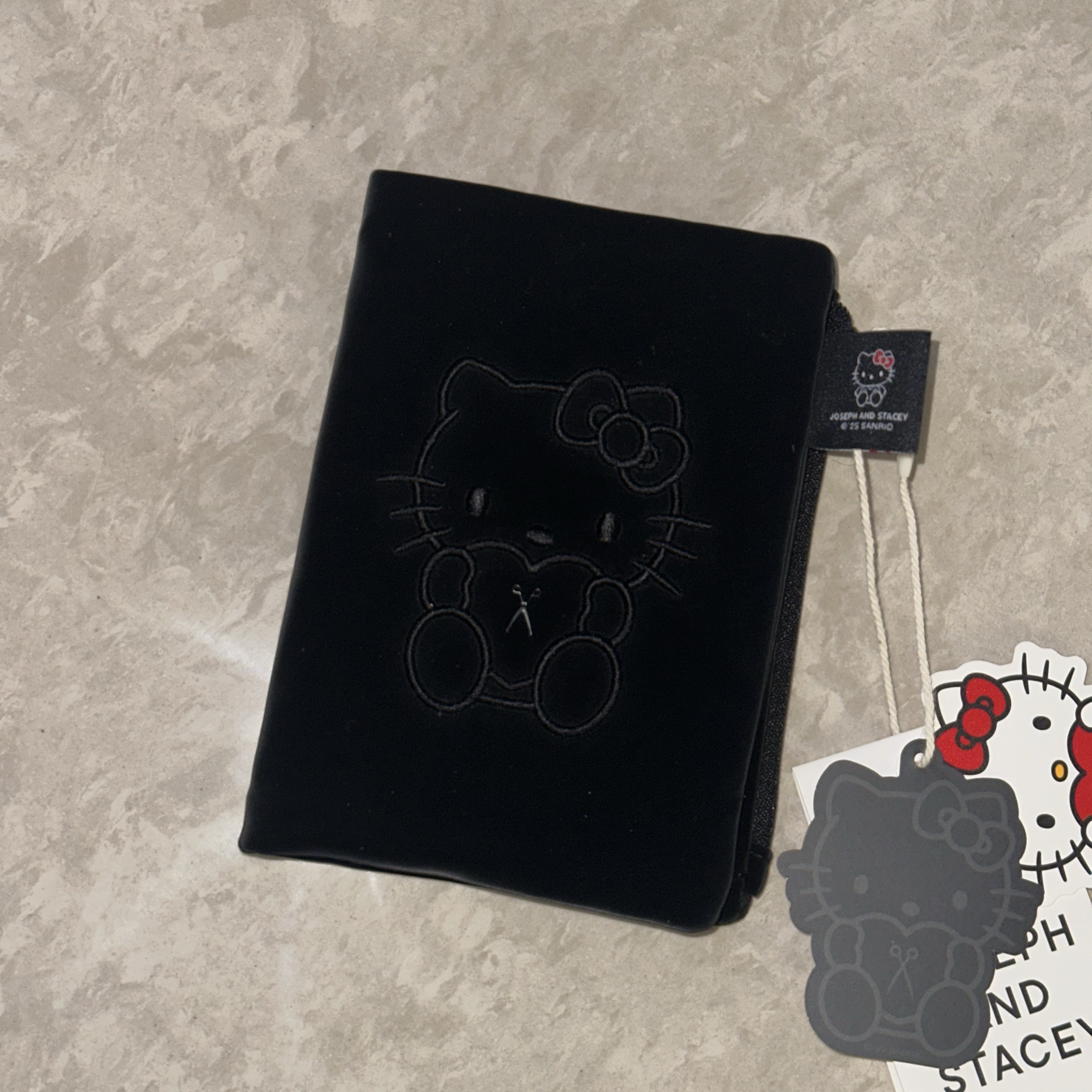 Joseph&Stacey Haze Travel Wallet Hello Kitty Black 착용 스타일 - 2