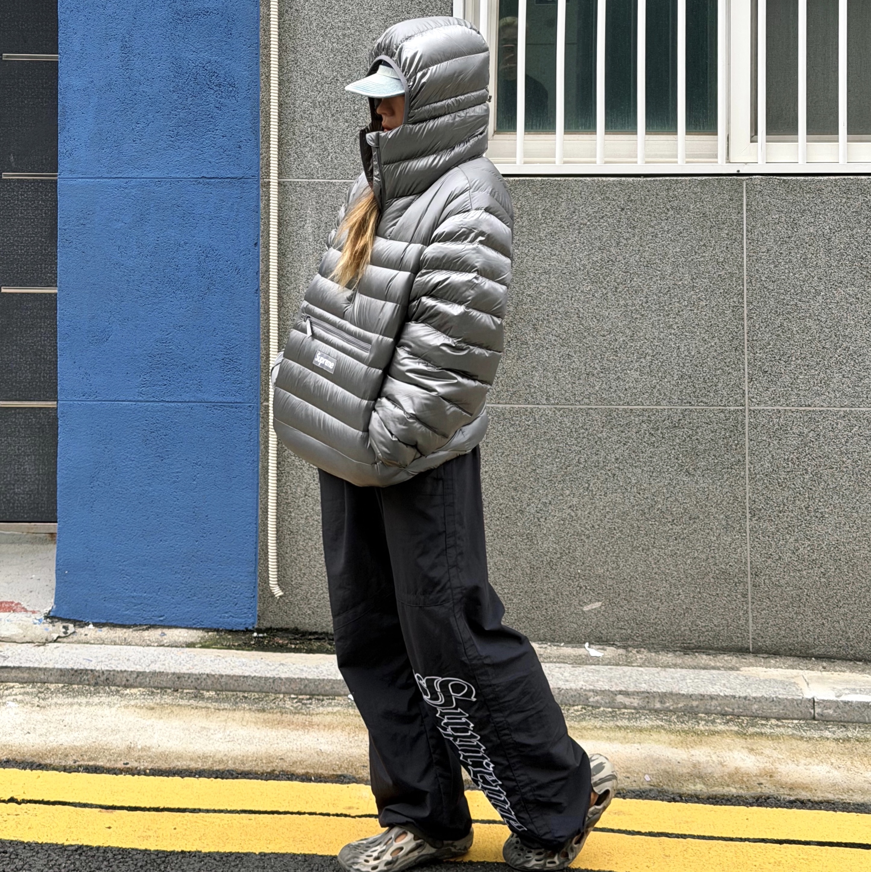 Supreme Micro Down Half Zip Hooded Pullover Silver - 25FW, Supreme Old English Track Pants Black - 25SS 착용 스타일