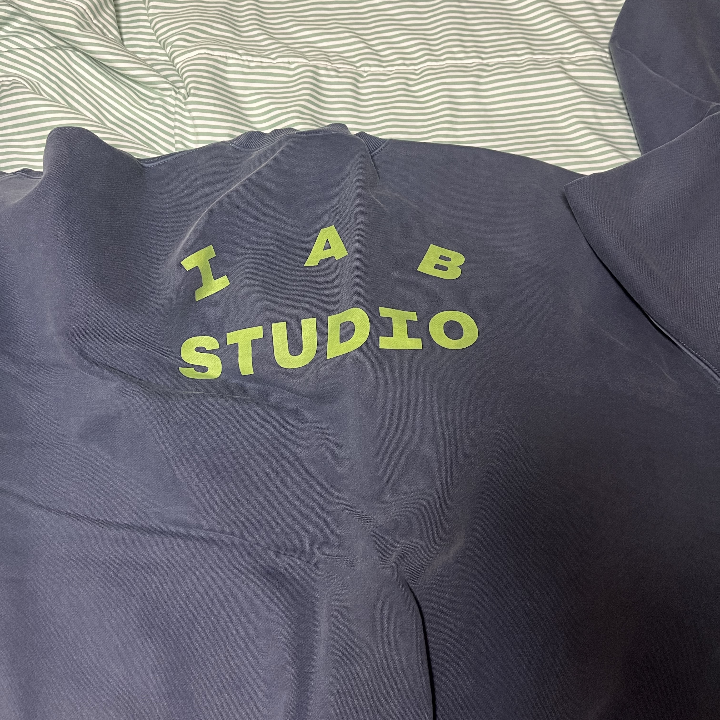 IAB Studio Pigment Sweatshirt Navy 착용 스타일