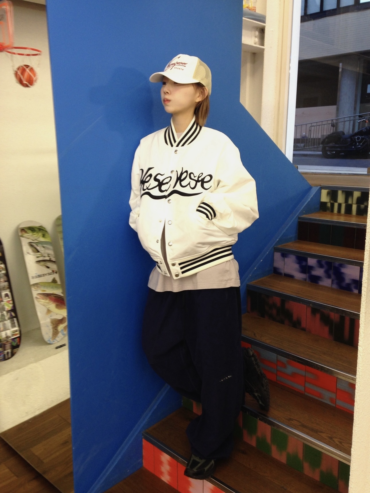 YESEYESEE Y.E.S Snail Logo Stadium Jacket Navy, YESEYESEE Y.E.S Snail Logo Stadium Jacket White 착용 스타일 - 2