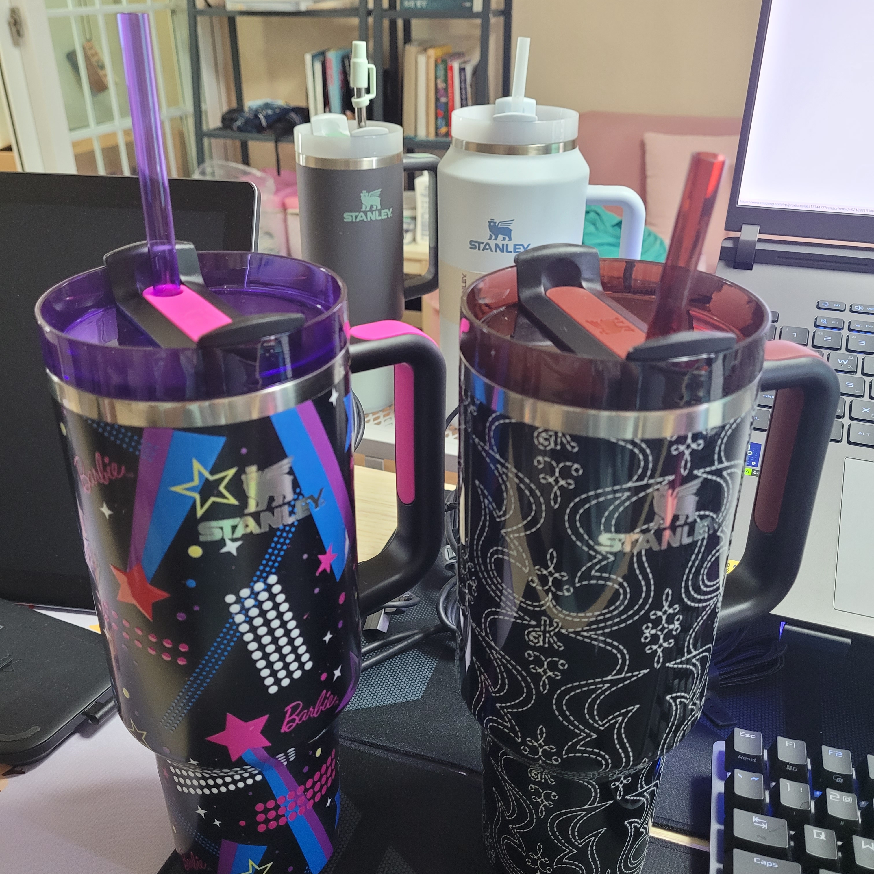 Stanley x Barbie Quencher H2.0 FlowState Tumbler 1.18L 80’s Western Ken Midnight Black, Stanley x Barbie Quencher H2.0 FlowState Tumbler 1.18L 80’s Rockers Black 착용 스타일 - 4