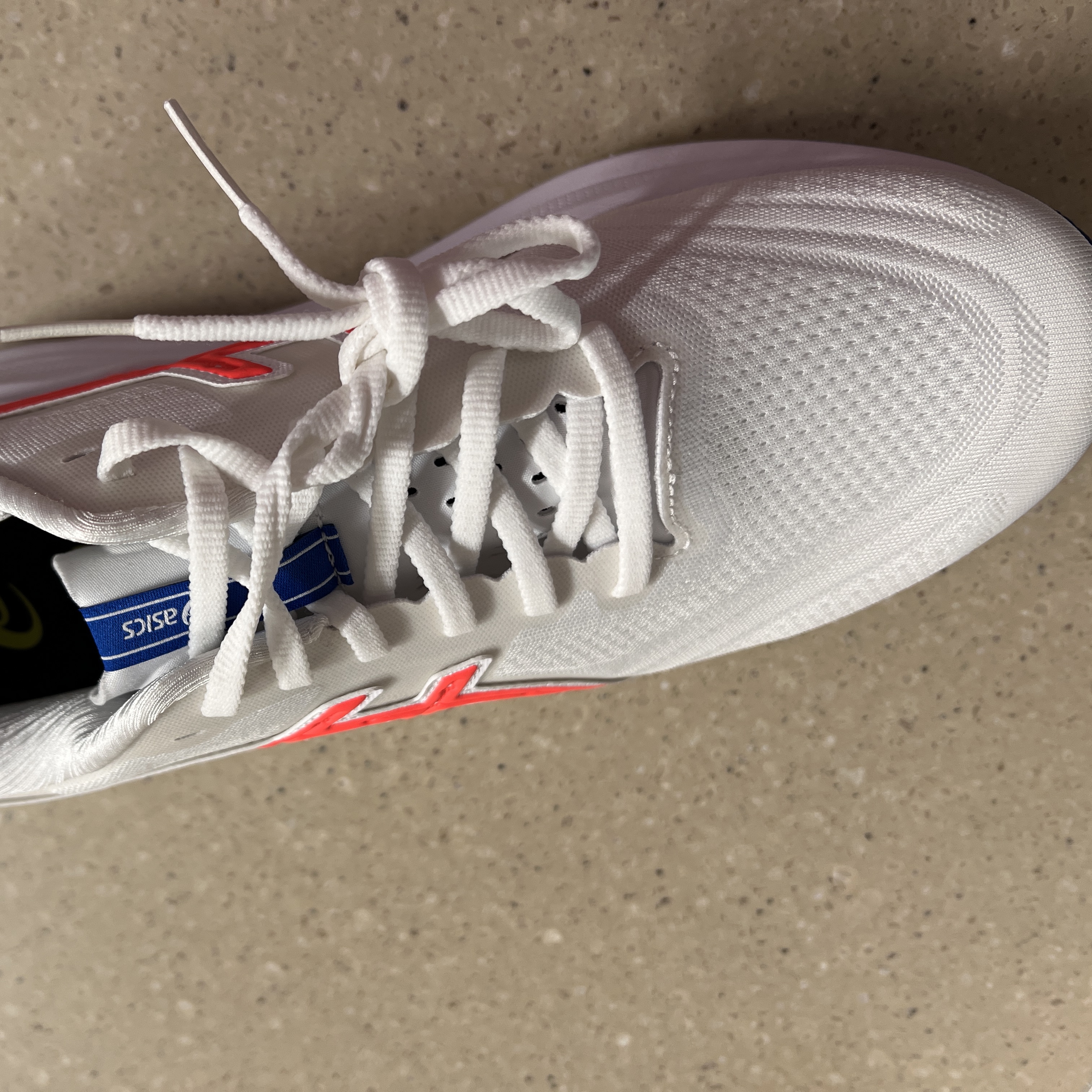 Asics Gel-Kayano 32 Asics Track Club White Flash Coral 착용 스타일