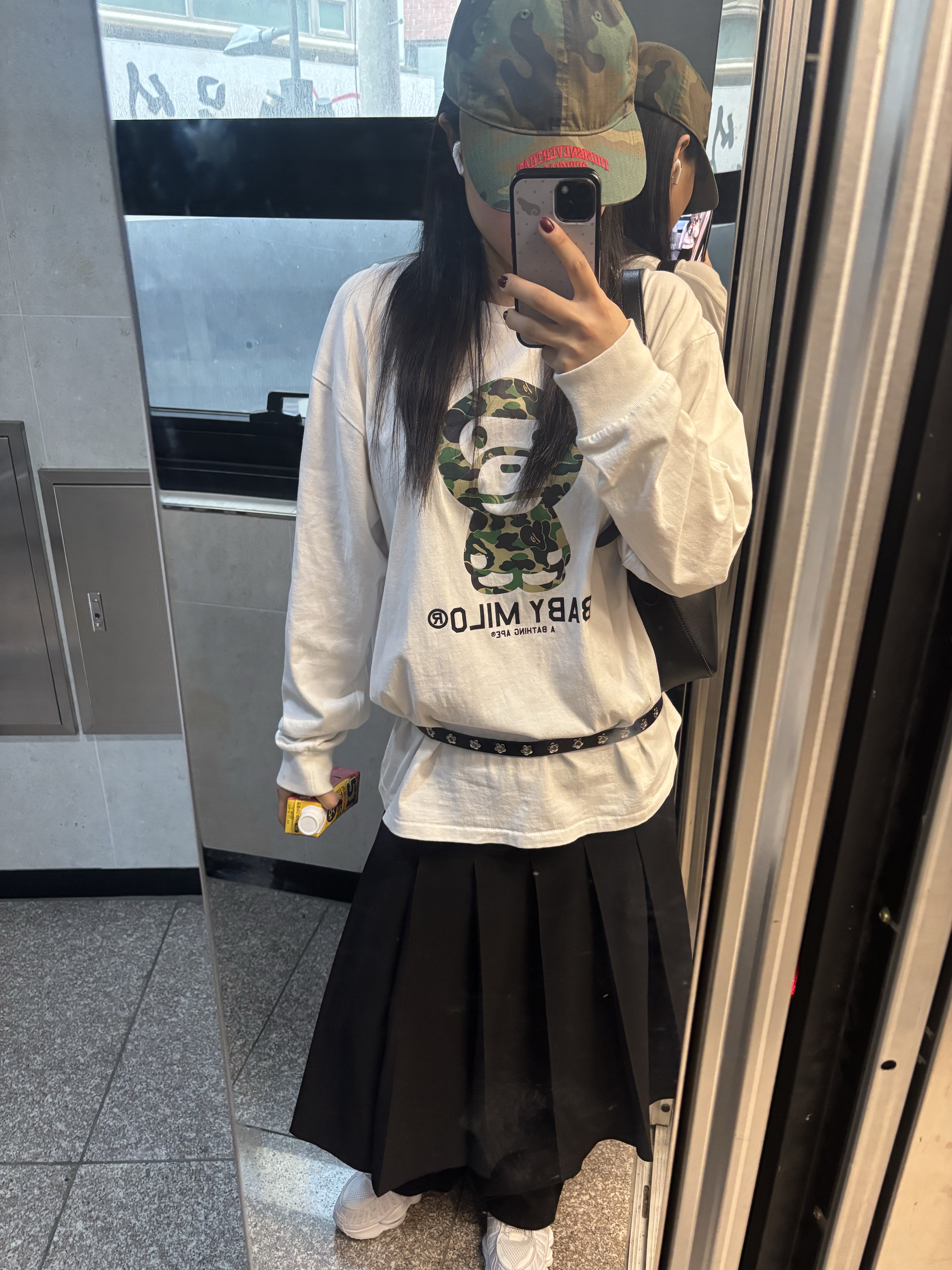 Nike Shox TL Metallic Silver, BAPE 1st Camo Crazy Baby Milo L/S T-Shirt White 착용 스타일