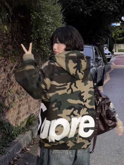 Supreme Big Logo Zip Up Hooded Sweatshirt Woodland Camo - 25SS 착용 스타일