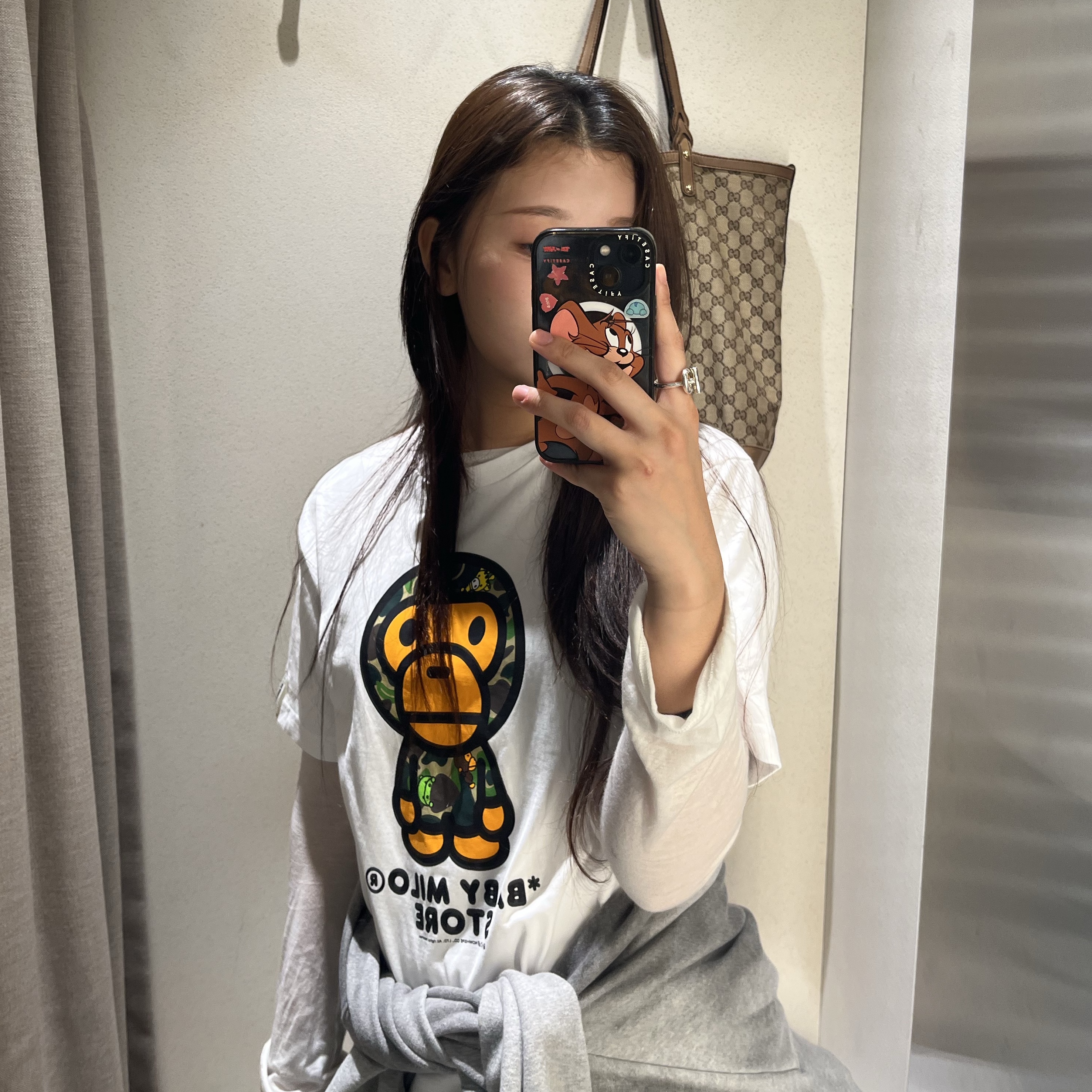 (W) BAPE Milo Regular Fit T-Shirt White, (W) Hermes Large Croisette Ring Sterling Silver 착용 스타일 - 3