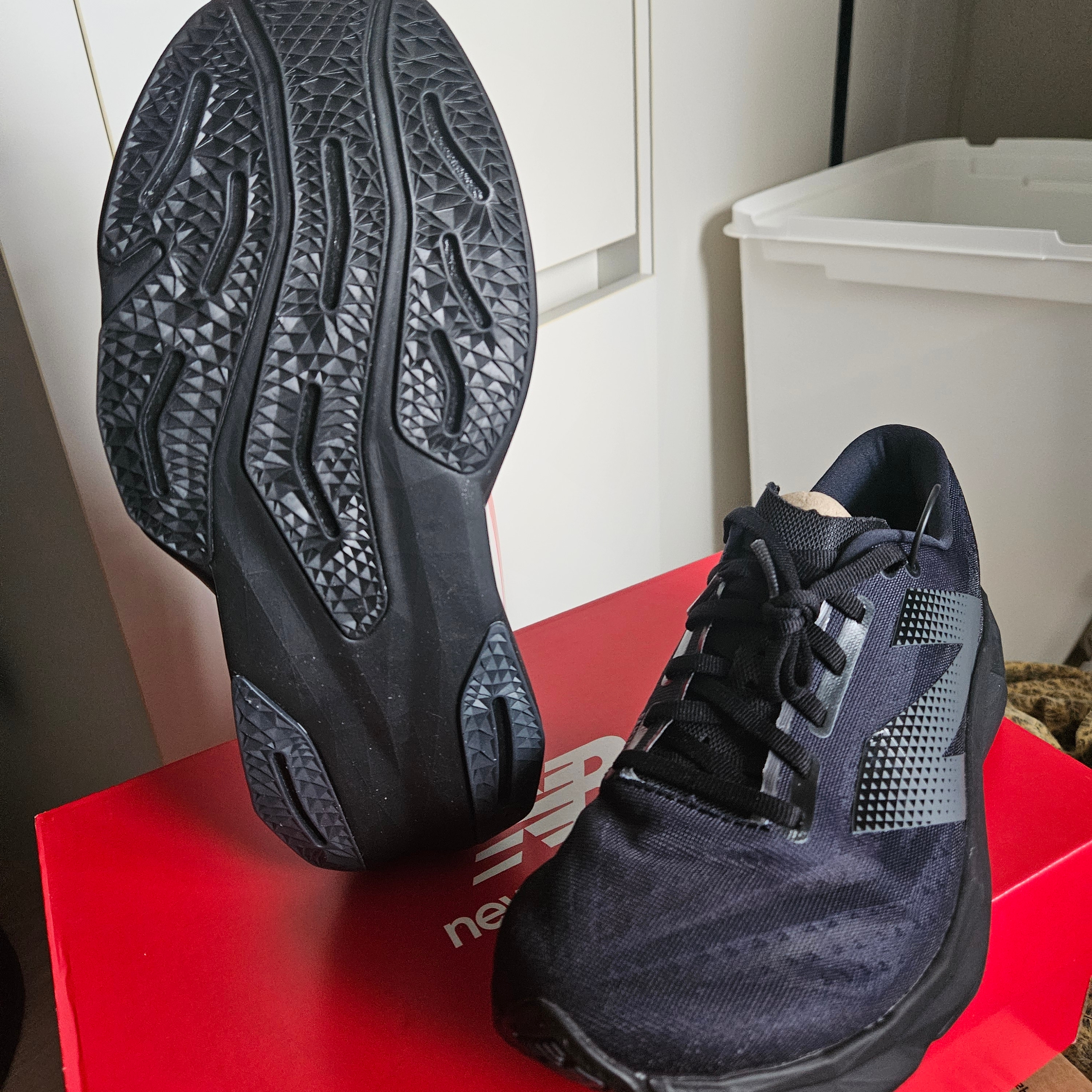 New Balance FuelCell Rebel v4 Black Graphic - 2E Wide 착용 스타일 - 1