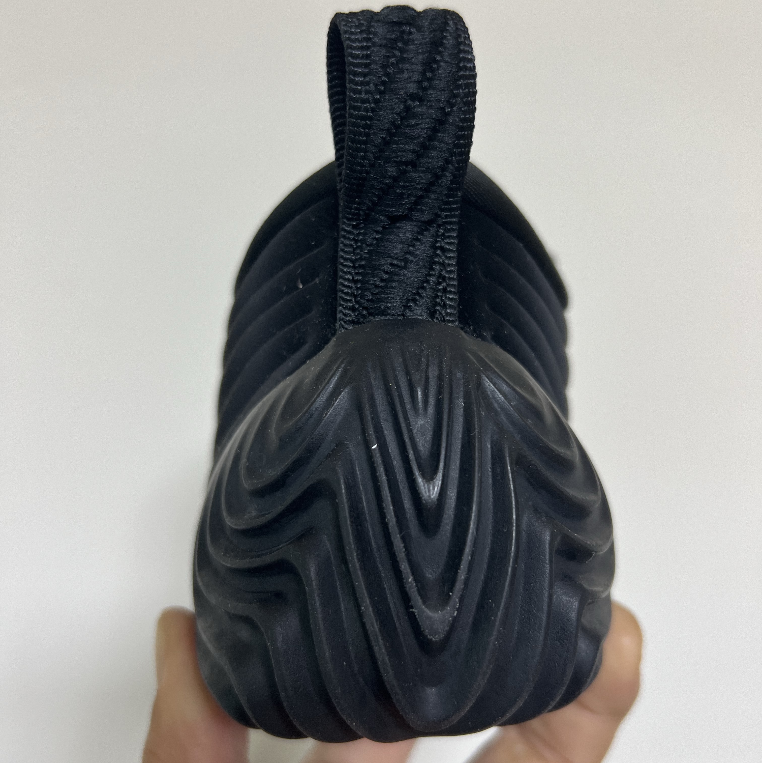 (W) Nike Astra Ultra Triple Black 착용 스타일 - 3