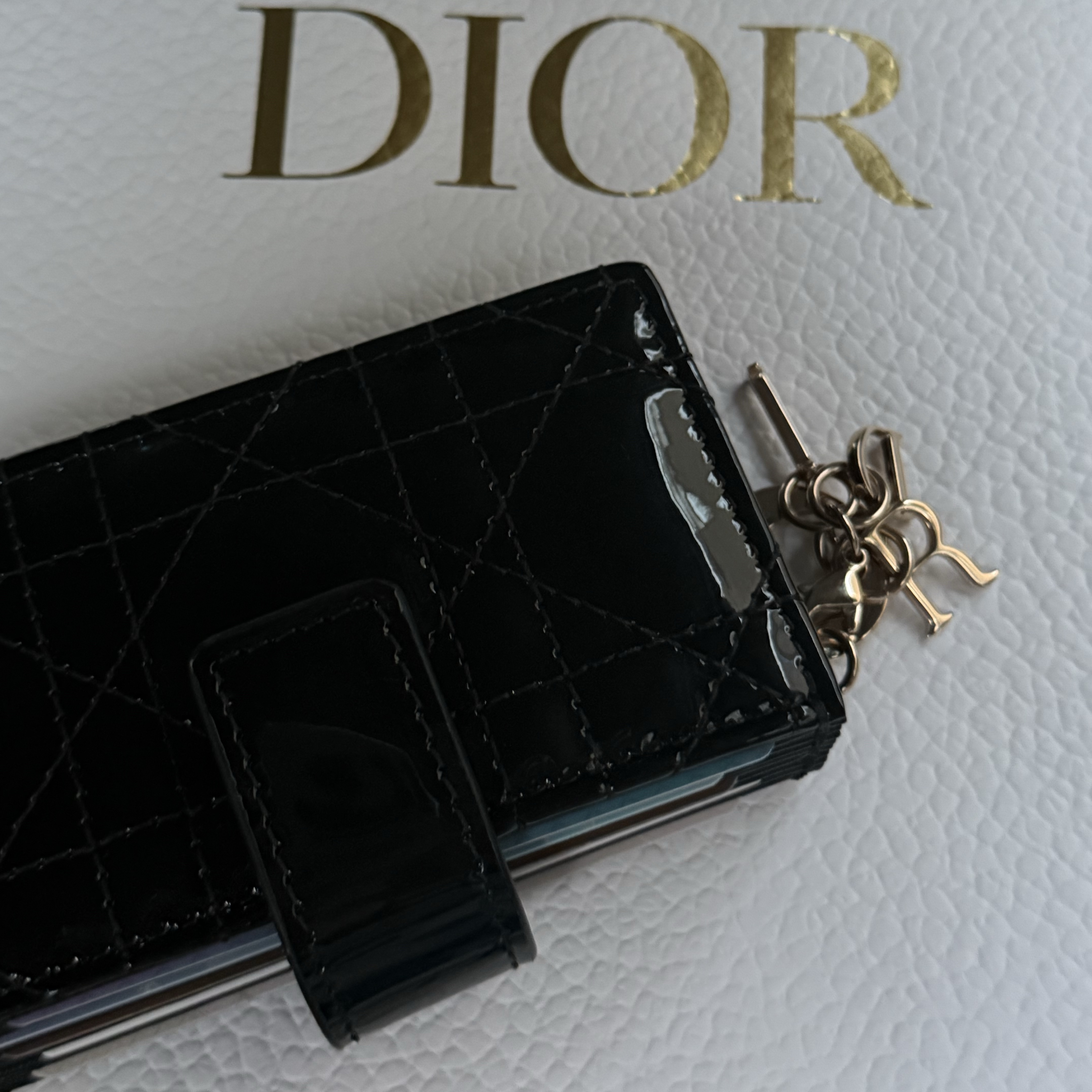 Dior Lady 5-Gusset Card Holder Patent Cannage Calfskin Black 착용 스타일 - 1