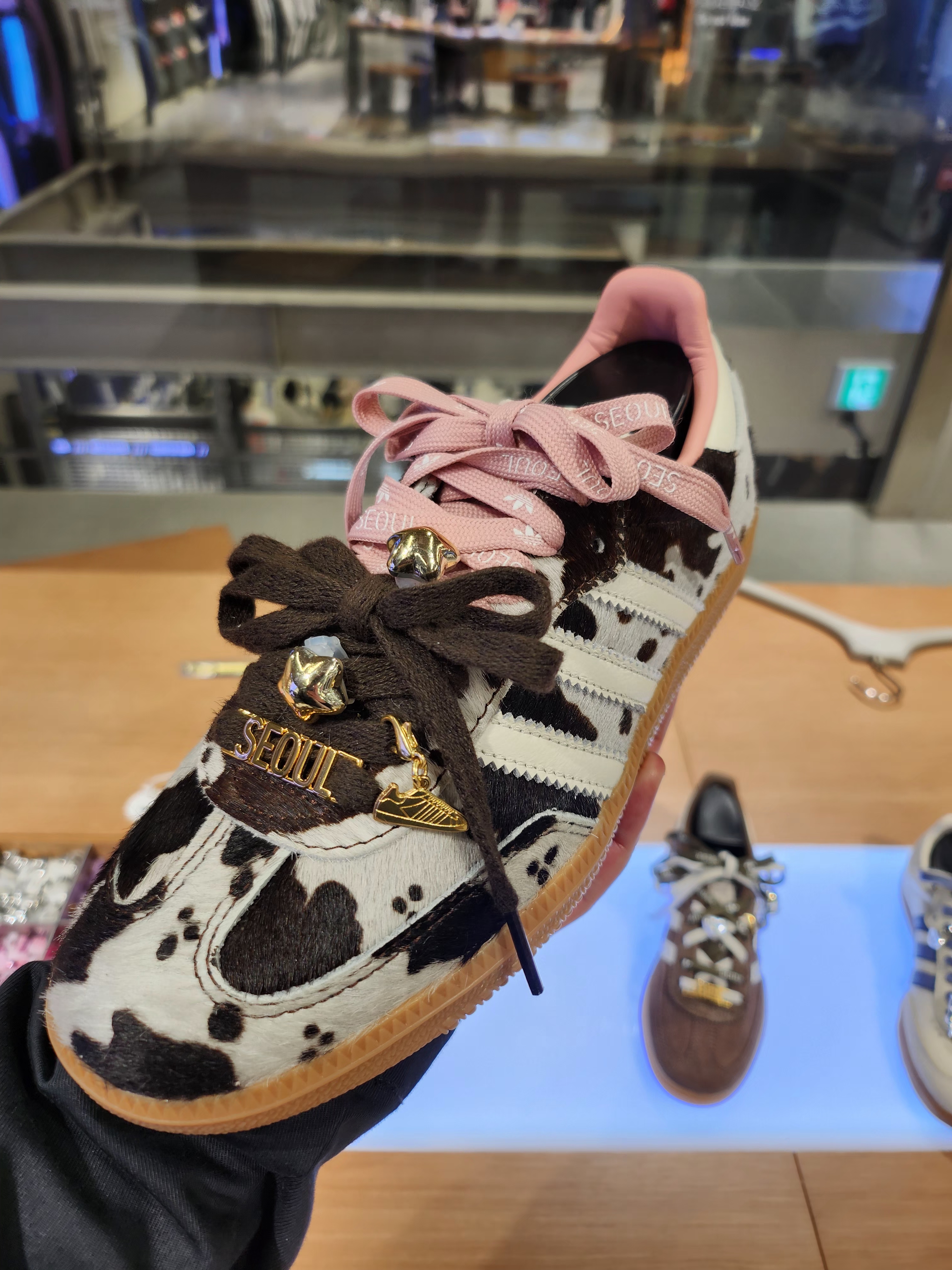 (W) Adidas Samba OG Cow Print 착용 스타일 - 1