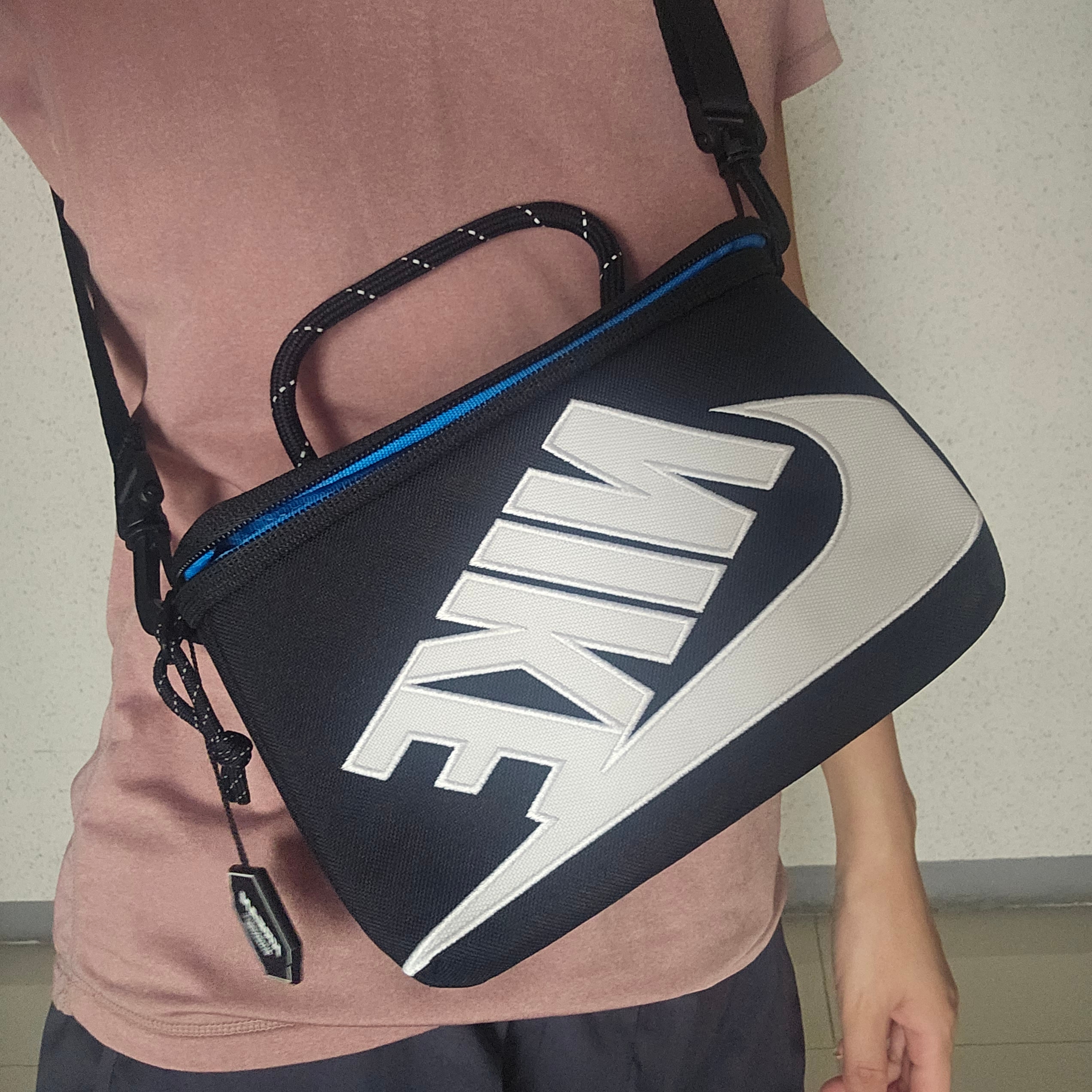 NIke Mini Shoebox Crossbody Bag 3L Black 착용 스타일