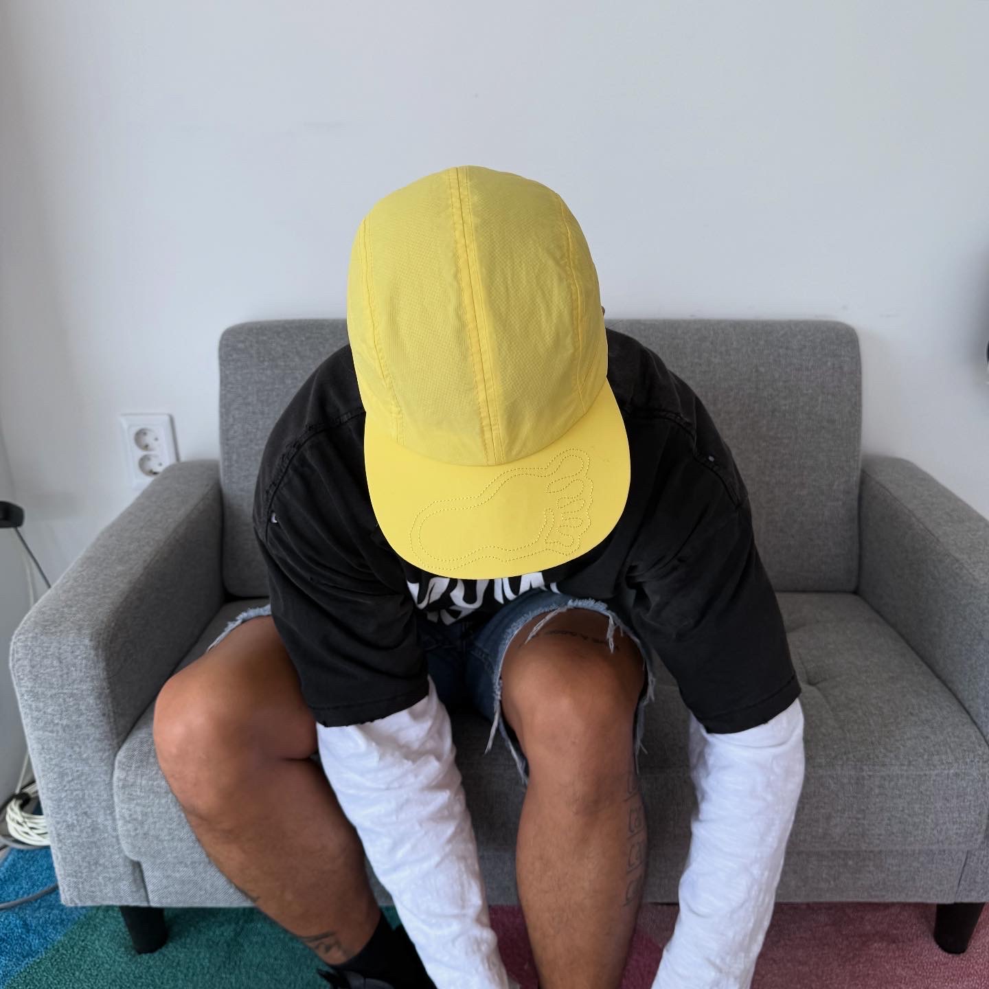 Alex Zono Texas Trucker Hat Yellow Sun, Hommless Mom Hates This Brand VTG Tee Black 착용 스타일 - 4