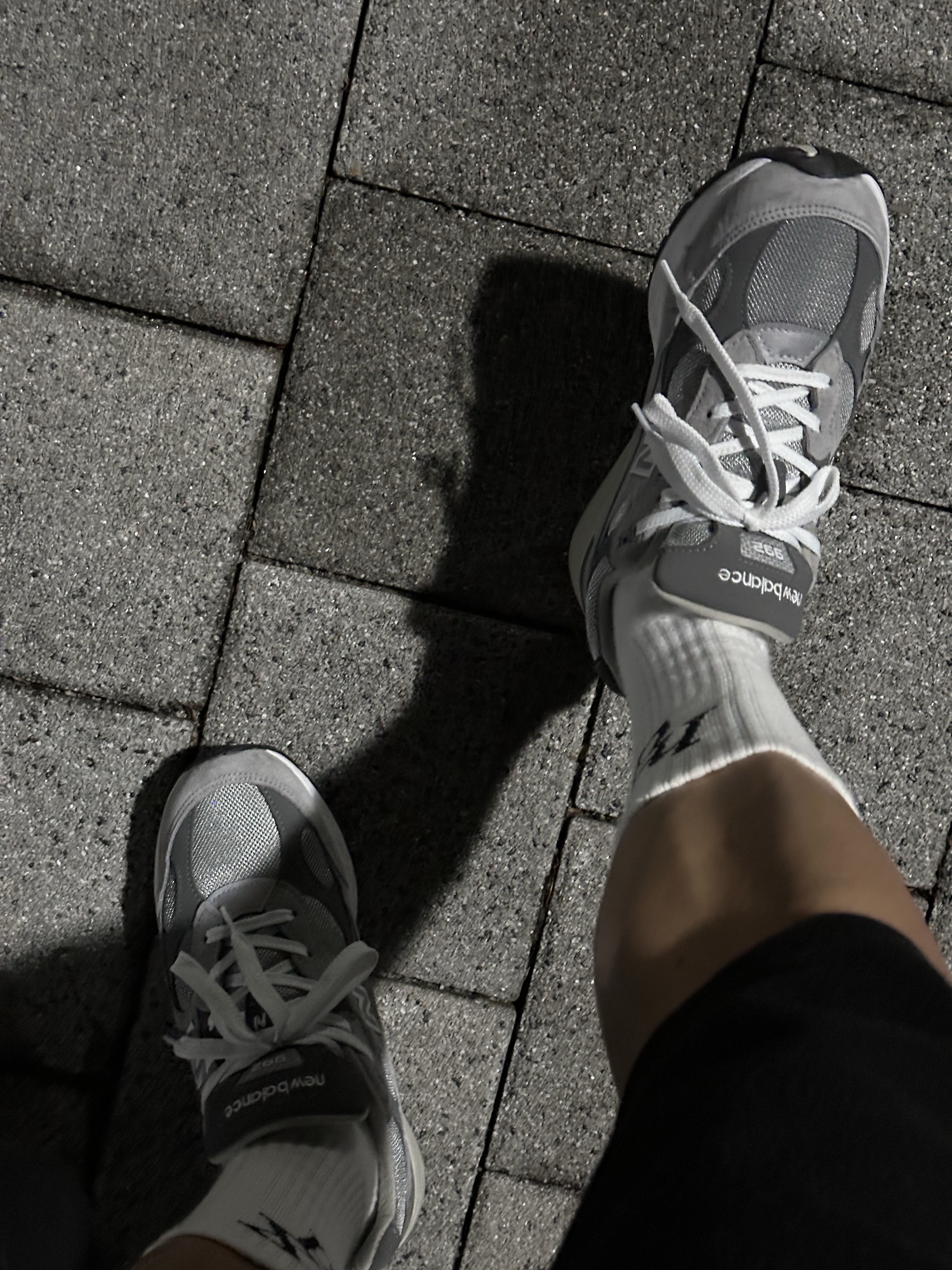 New Balance 992 Made in USA Core Grey Silver Metallic 착용 스타일