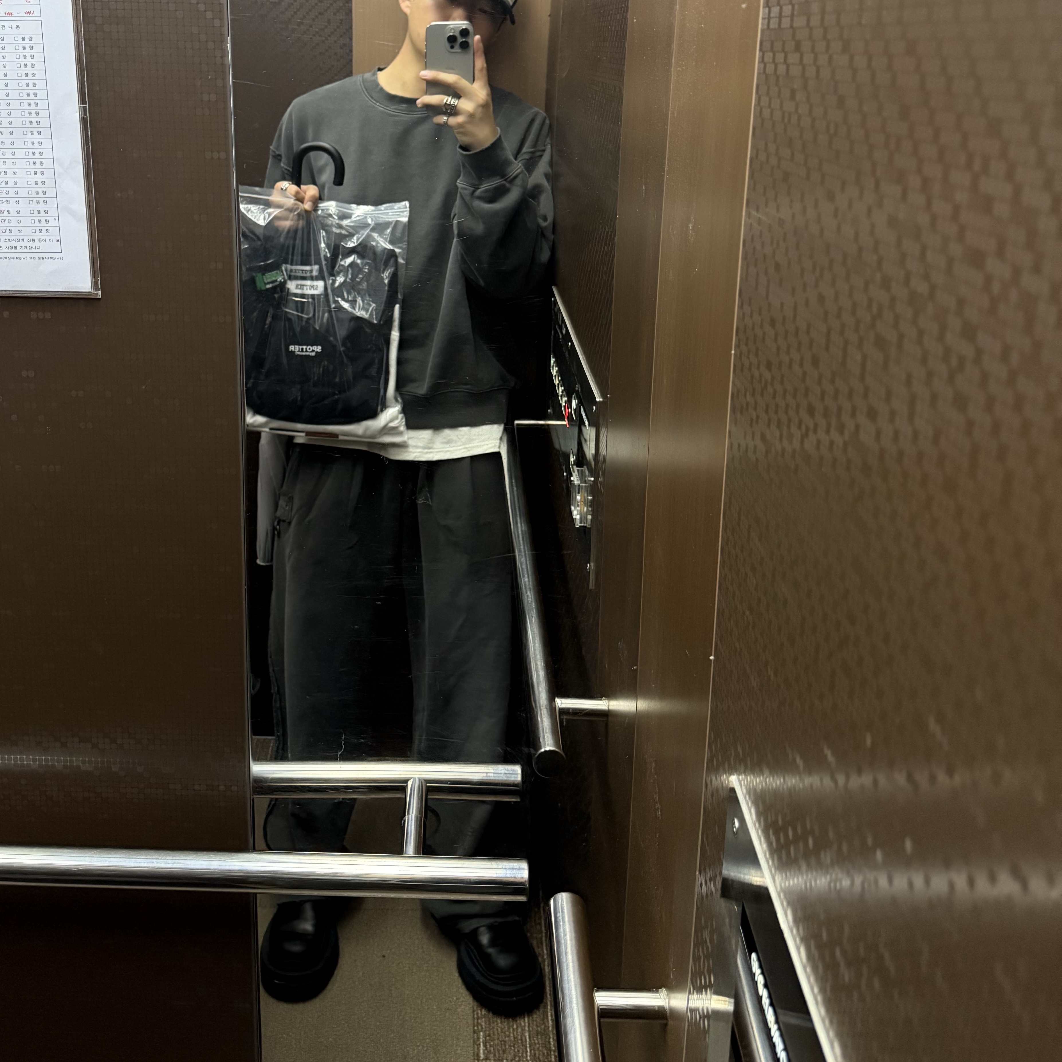 Undermycar x Covernat Destroyed Patch Sweat Shirt Dark Gray - 25FW, Undermycar x Covernat Destroyed Patch Sweat Pants Dark Gray - 25FW 착용 스타일 - 2