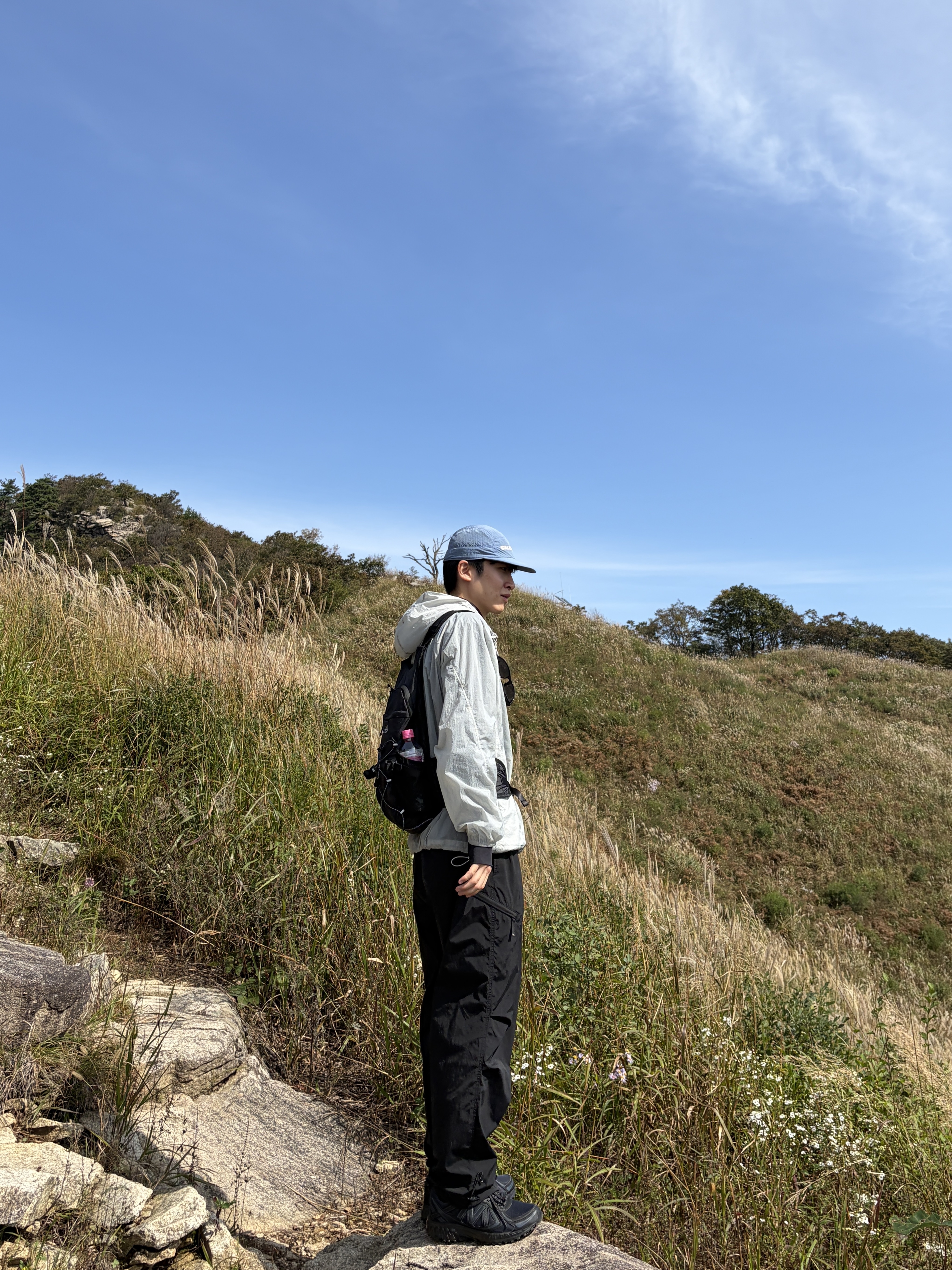 Musinsa Standard City Leisure Sheer Windbreaker Jacket Light Grey, New Balance 410v5 Black - 2E Wide 착용 스타일 - 1