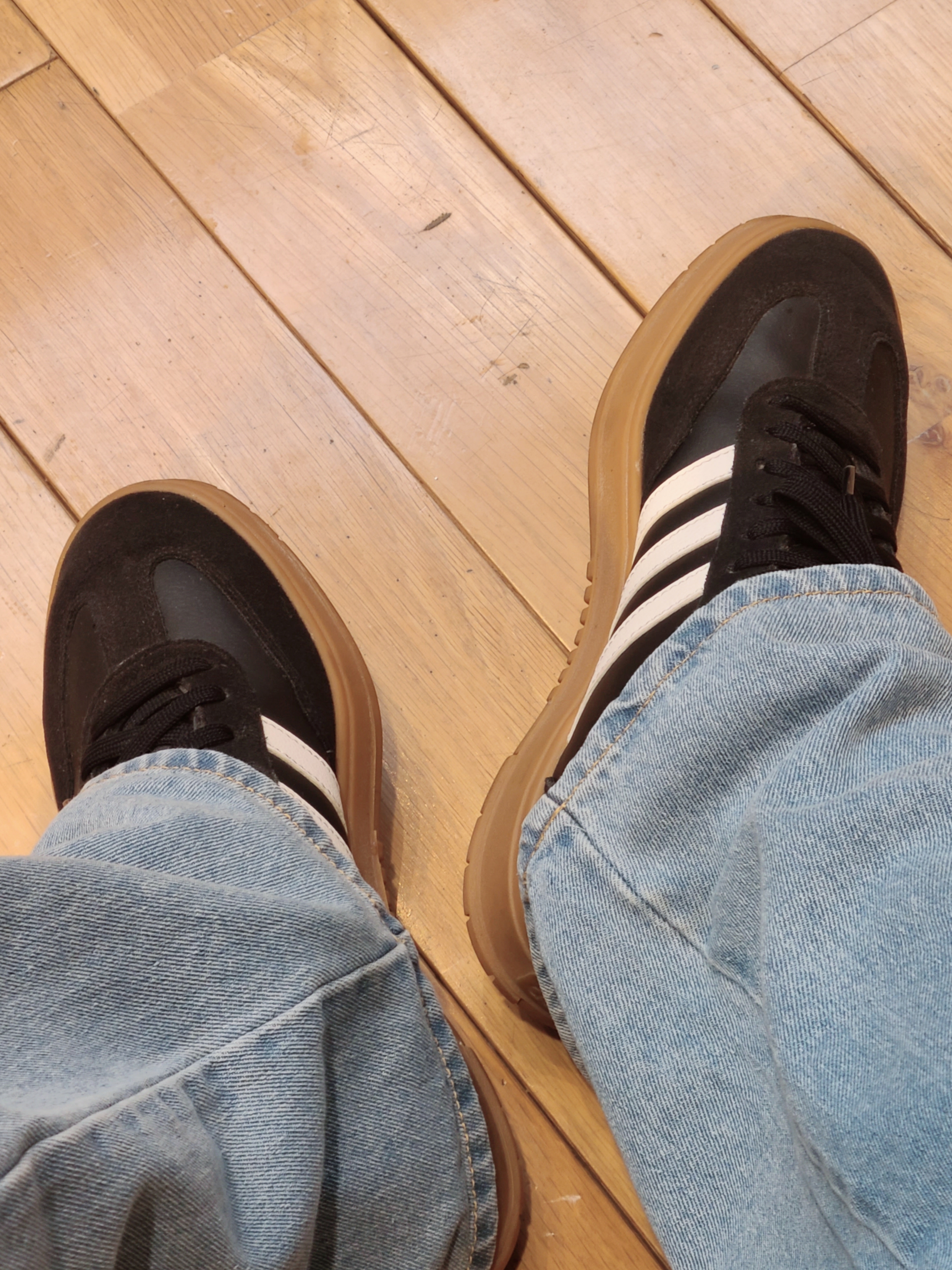 Adidas Gradas Core Black 착용 스타일