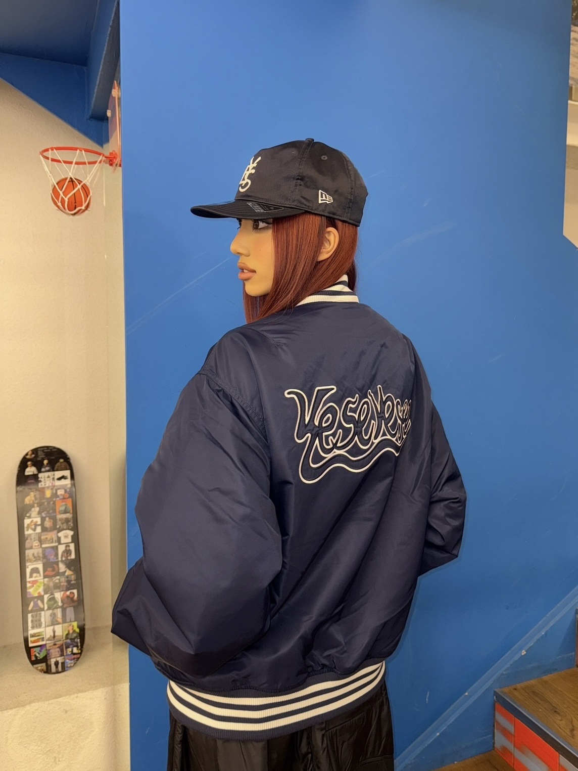 YESEYESEE Y.E.S Snail Logo Stadium Jacket Navy, YESEYESEE Y.E.S Snail Logo Stadium Jacket White 착용 스타일 - 3