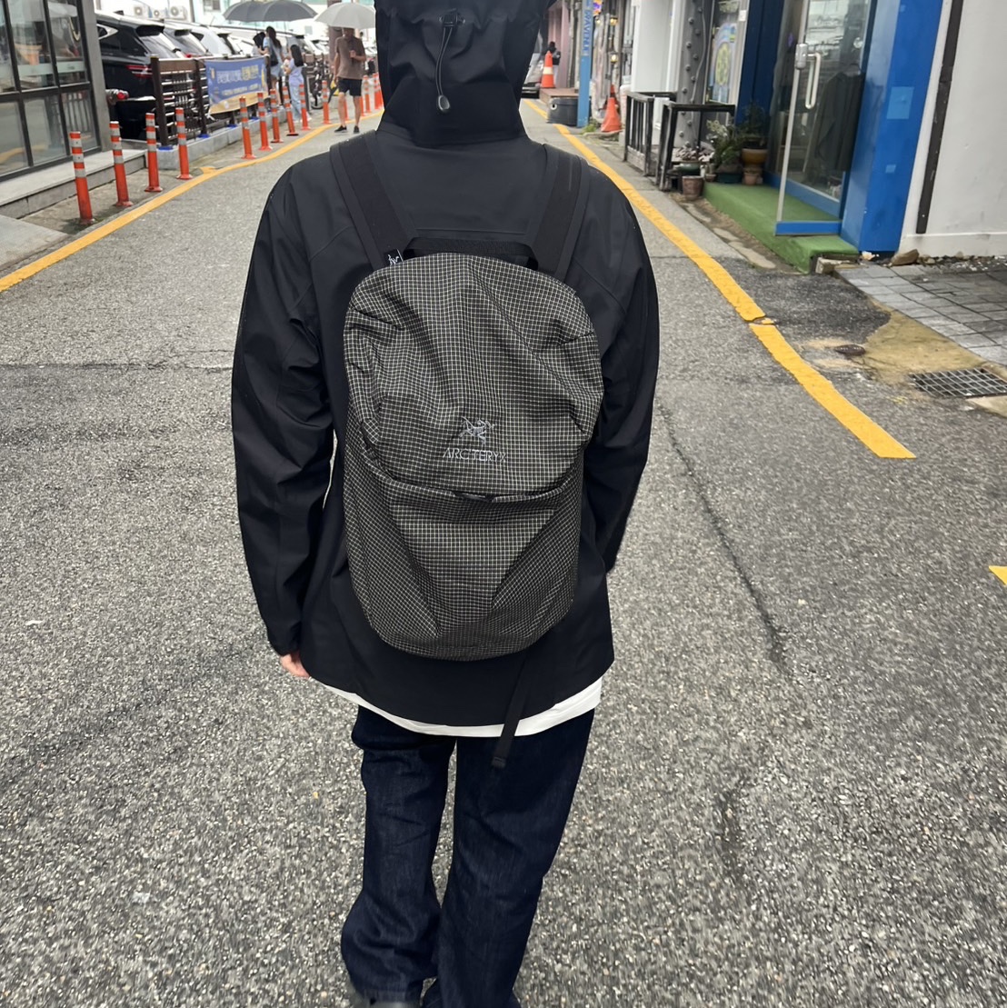 Arc'teryx Konseal 15 Backpack Black 착용 스타일 - 2