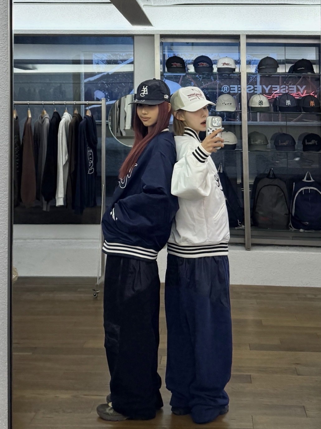 YESEYESEE Y.E.S Snail Logo Stadium Jacket Navy, YESEYESEE Y.E.S Snail Logo Stadium Jacket White 착용 스타일 - 1