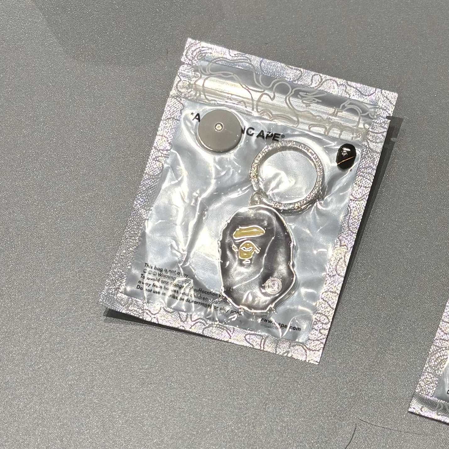 BAPE Ape Head Metal Keychain Brown 착용 스타일