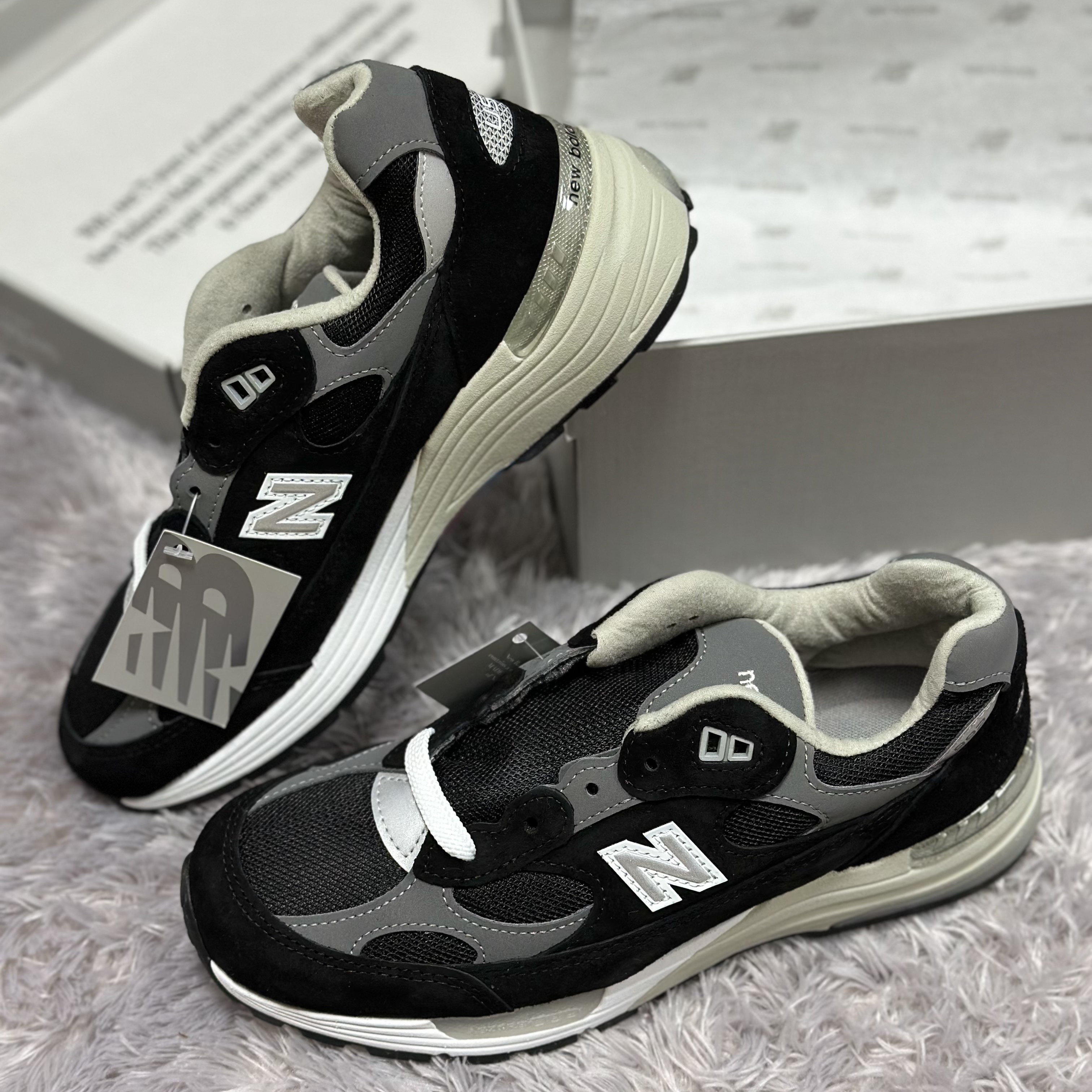 New Balance 992 Made in USA Core Black Grey 착용 스타일 - 4
