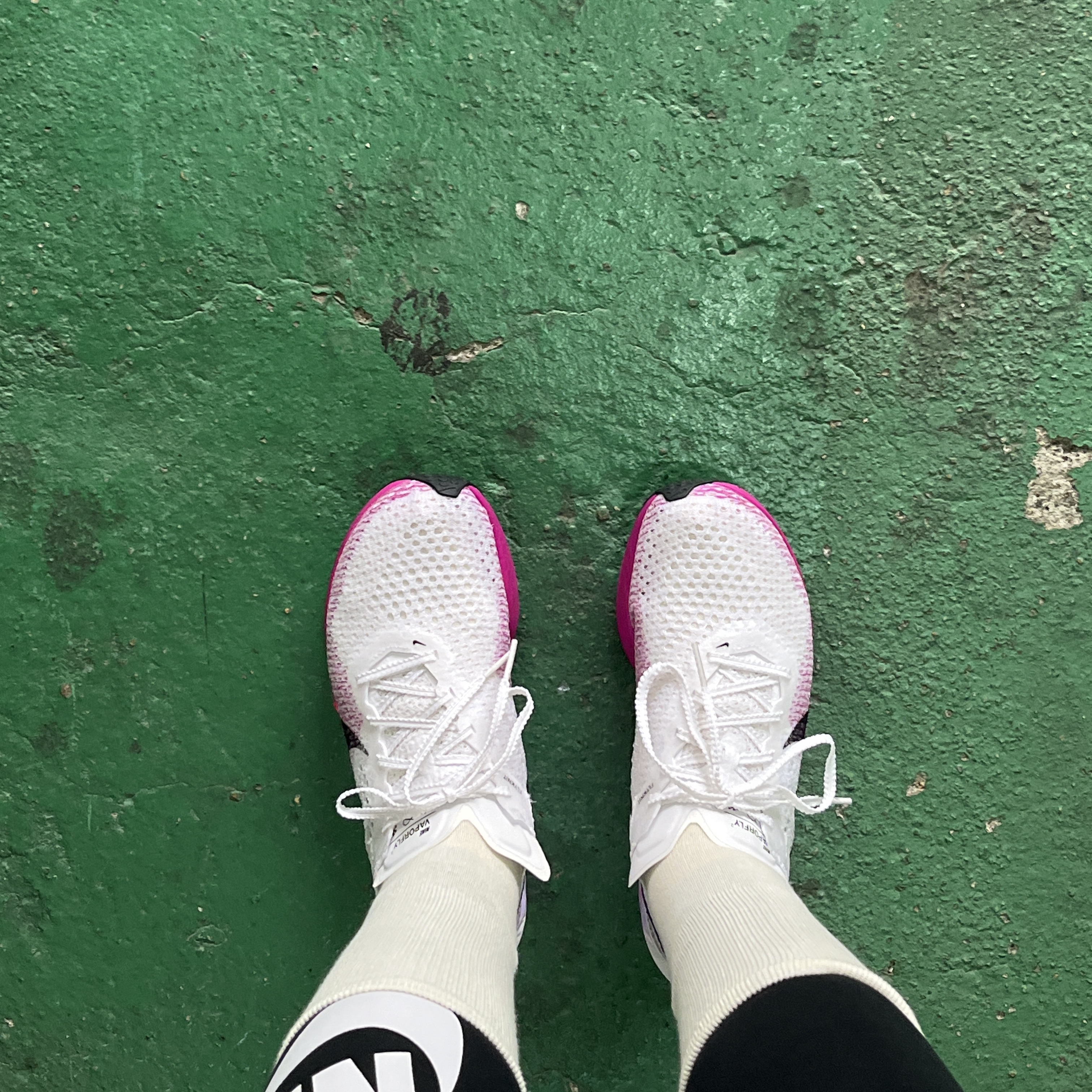 (W) Nike ZoomX Vaporfly Next% 3 White Vivid Purple 착용 스타일