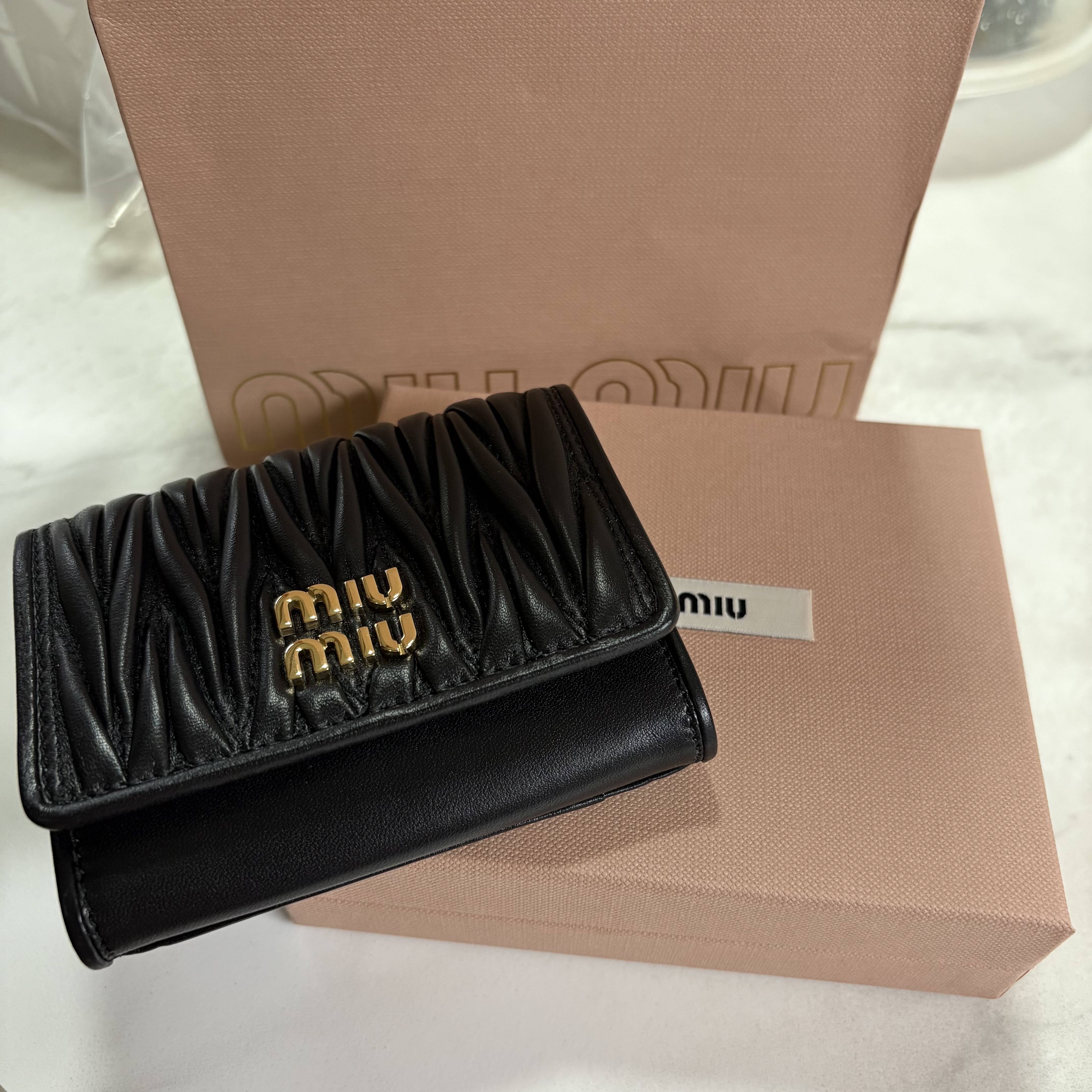 Miu Miu Matelasse Nappa Leather Card Holder Black 착용 스타일