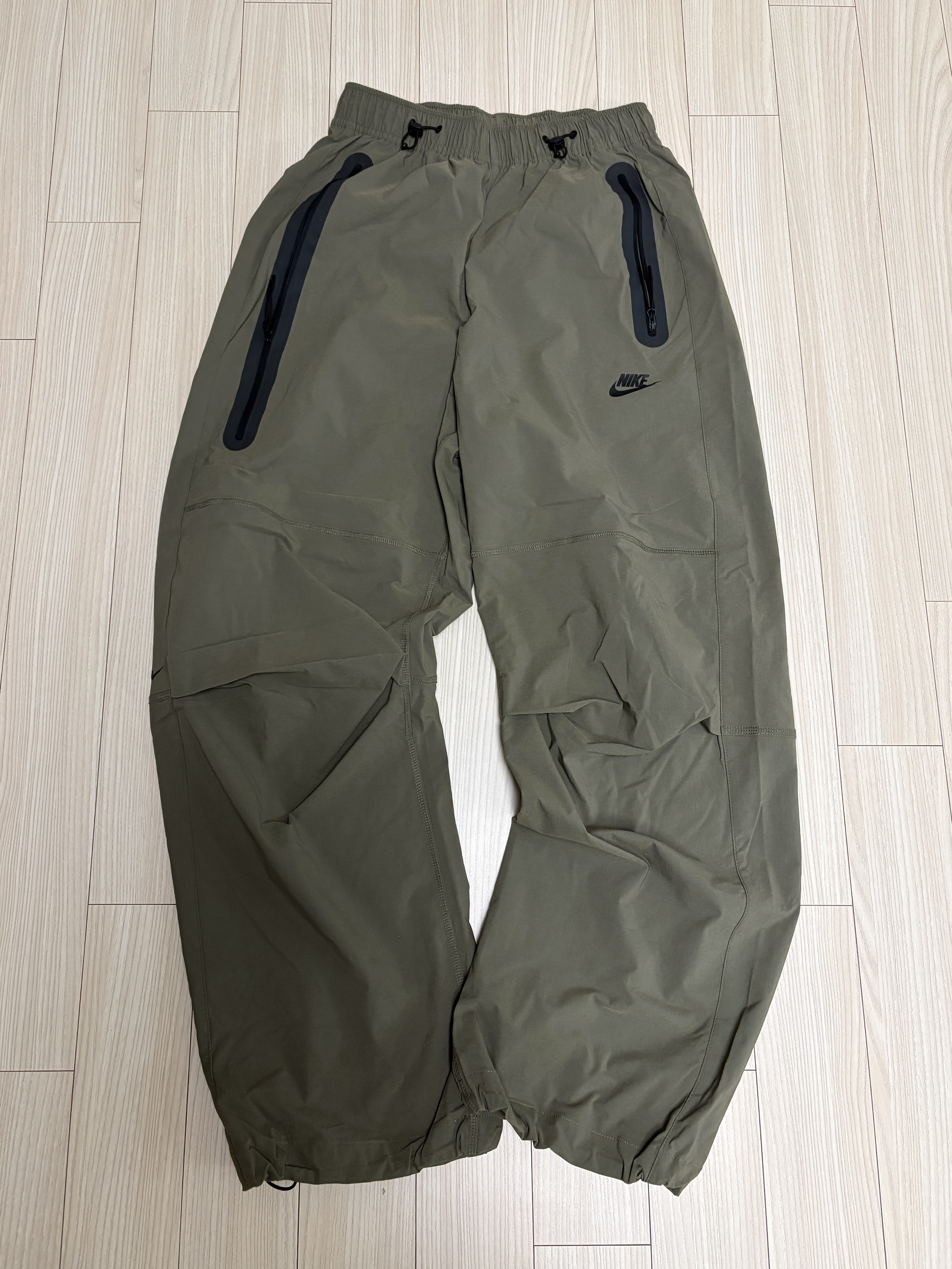 Nike Tech Woven Open Hem Pants Medium Olive Black - Asia 착용 스타일