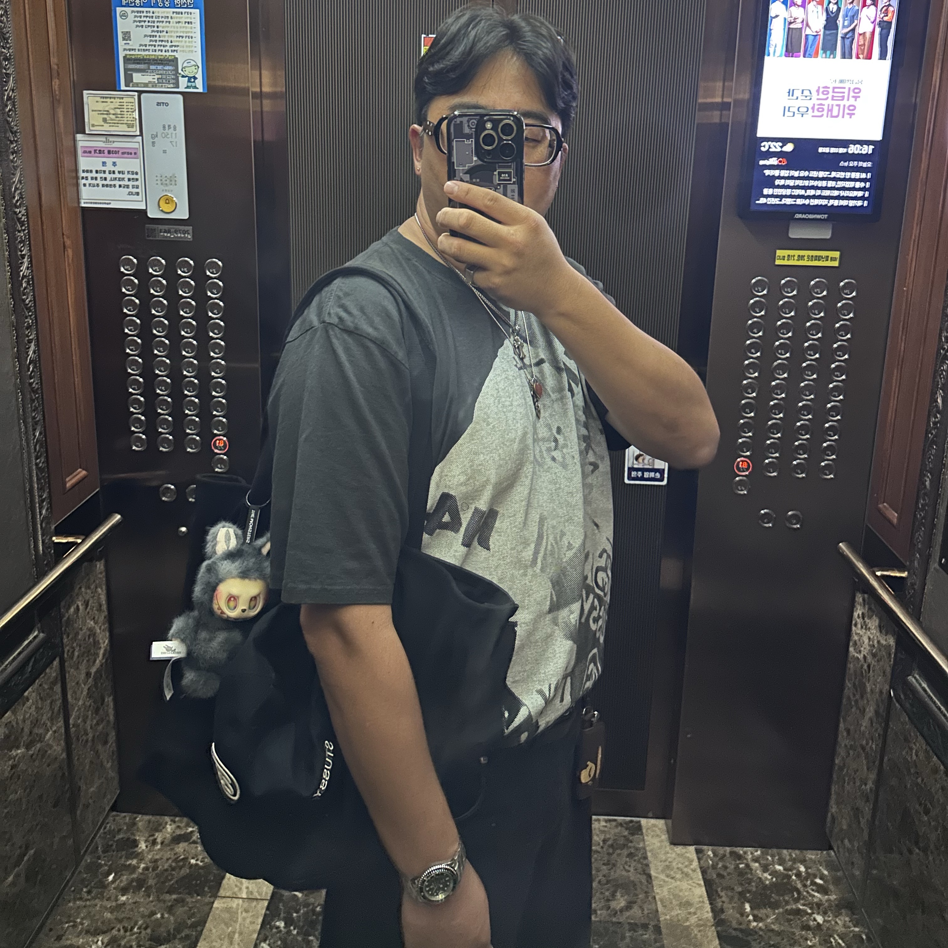 Gentle Monster x Maison Margiela MM114 Black Clear, Stussy Paris T-Shirt Faded Black 착용 스타일 - 2