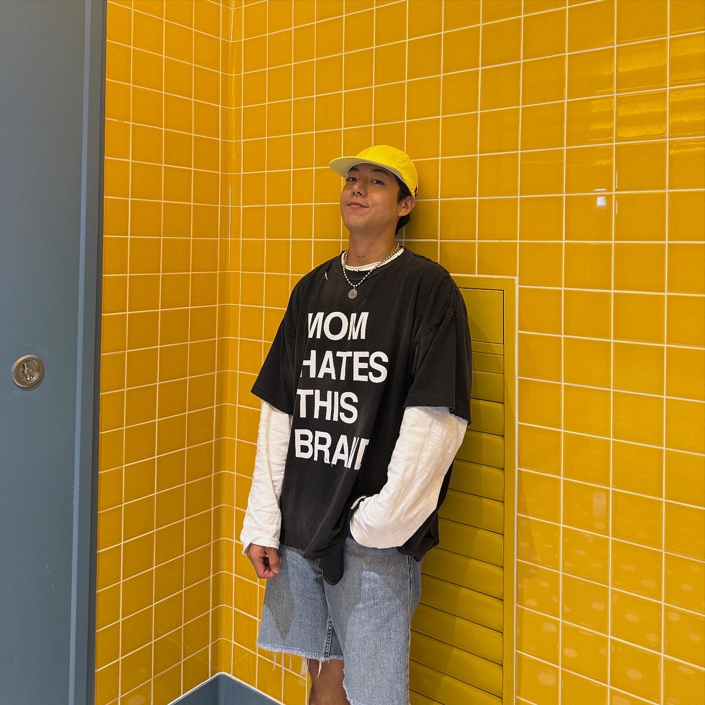 Alex Zono Texas Trucker Hat Yellow Sun, Hommless Mom Hates This Brand VTG Tee Black 착용 스타일 - 1