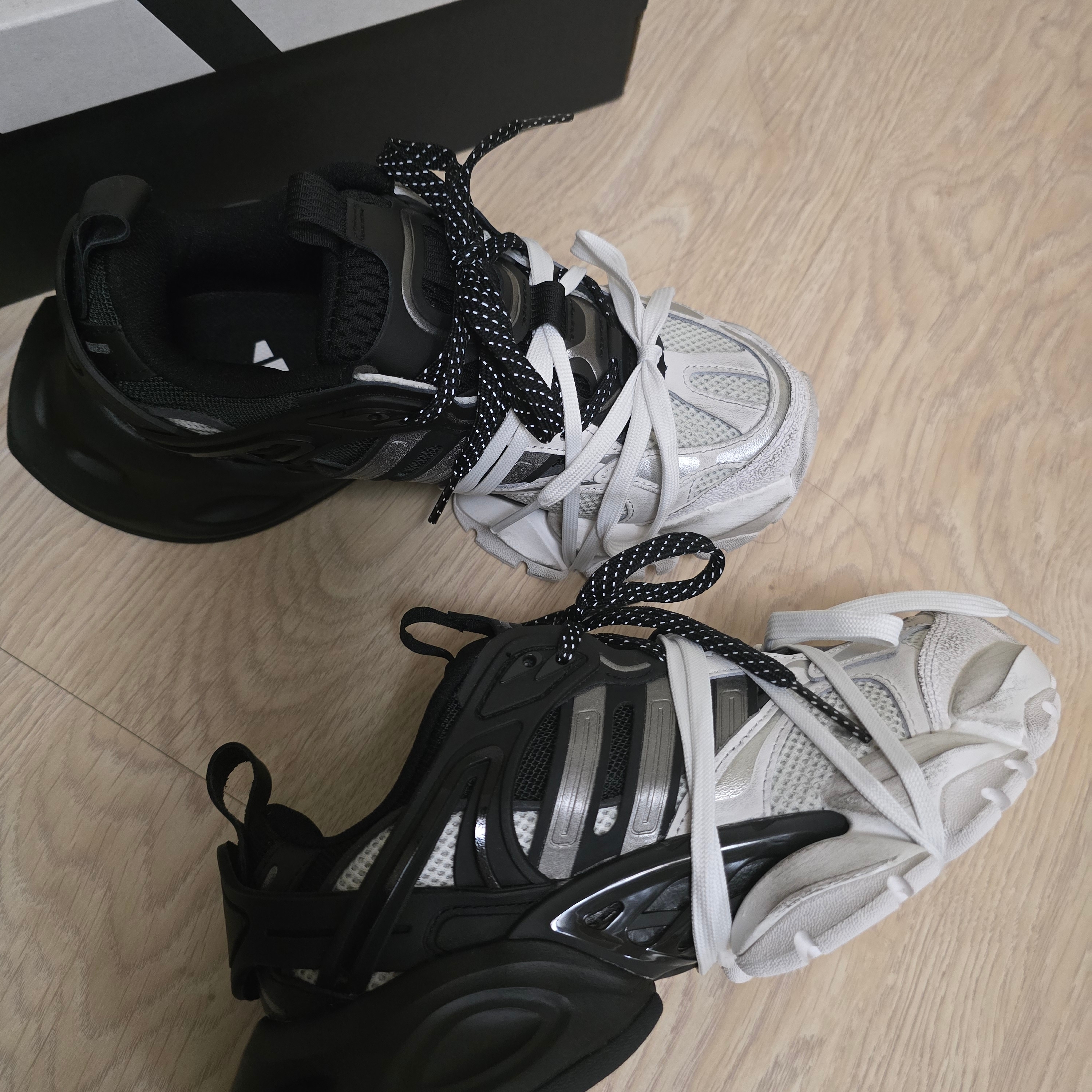 Adidas Vento XLG Runner Deluxe Sneakers White Black 착용 스타일